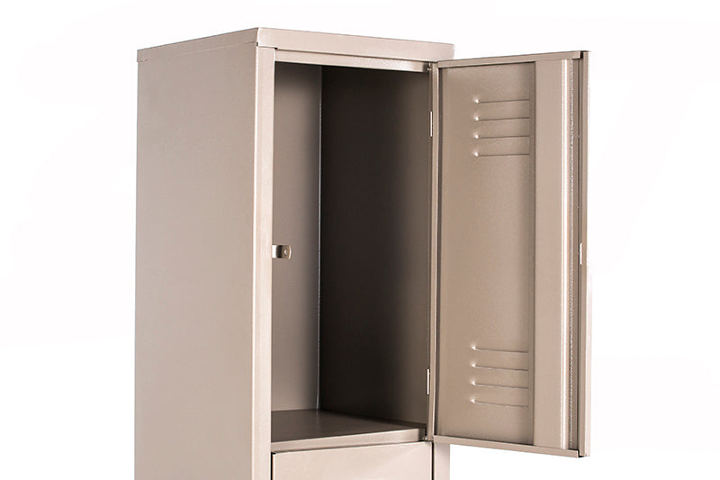 Detalle de cerradura del locker metálico 3 puertas