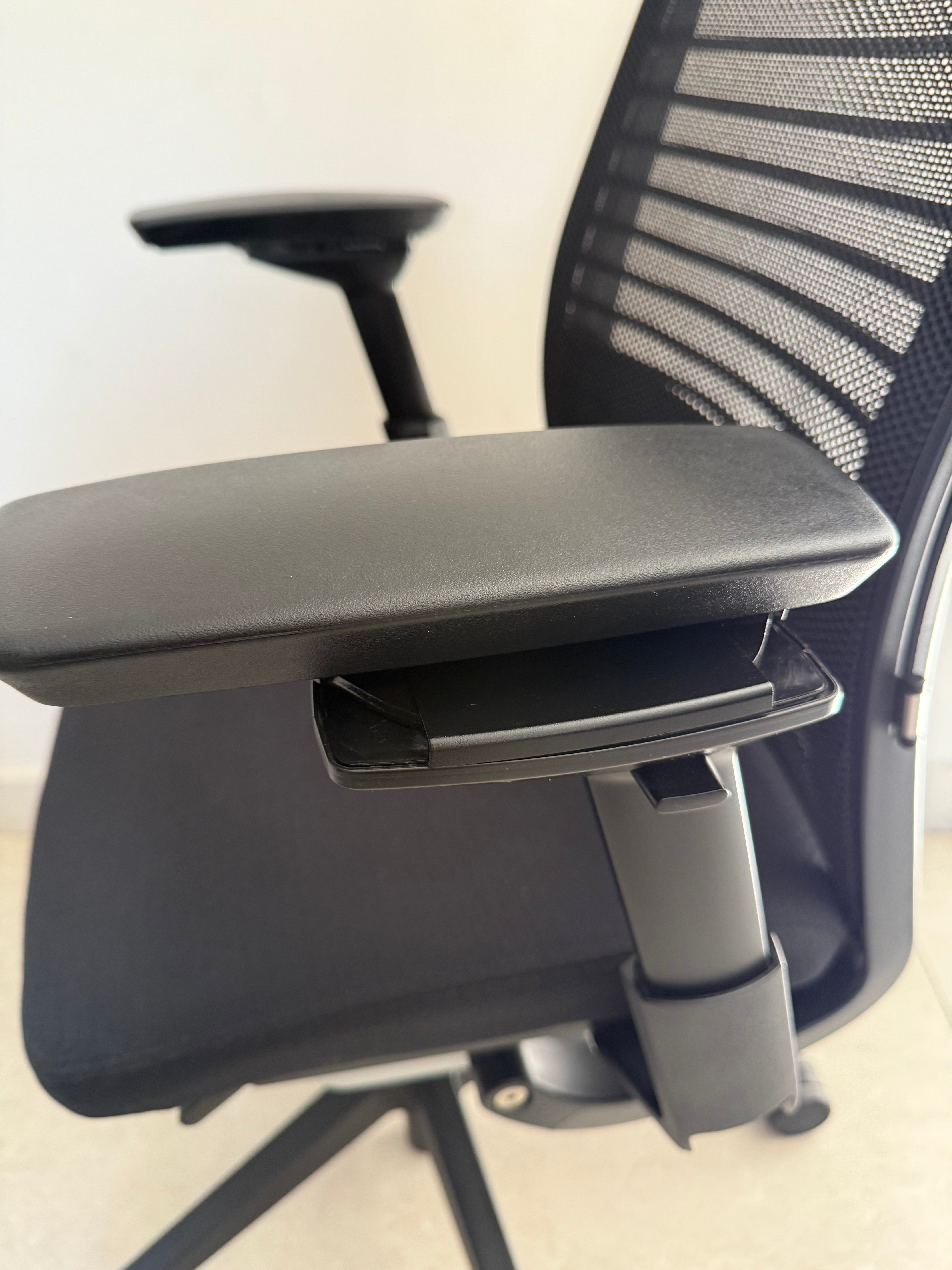 Silla Steelcase Think V2 color negro- Preowned