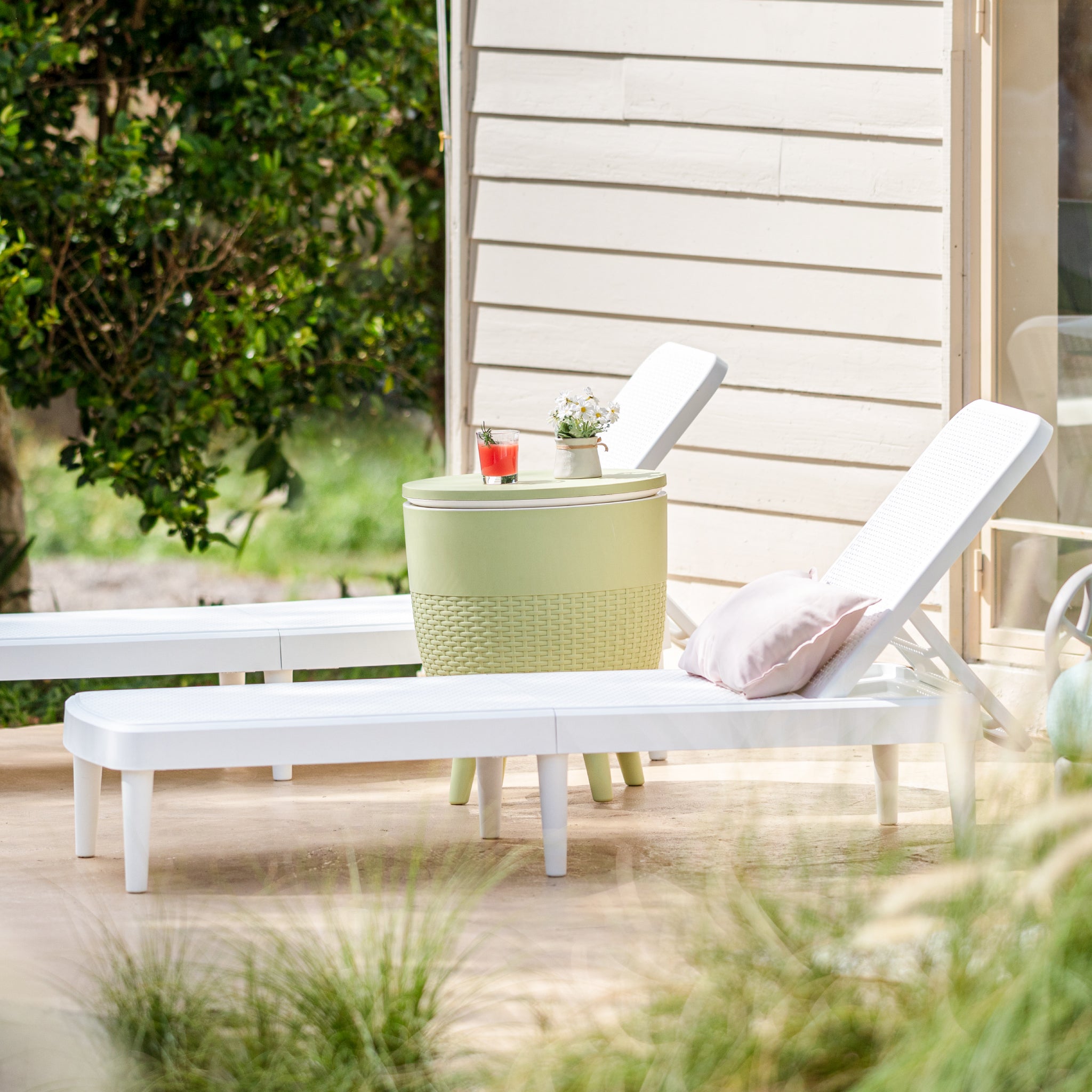 Mesa Cancun con accesorios de tecnología