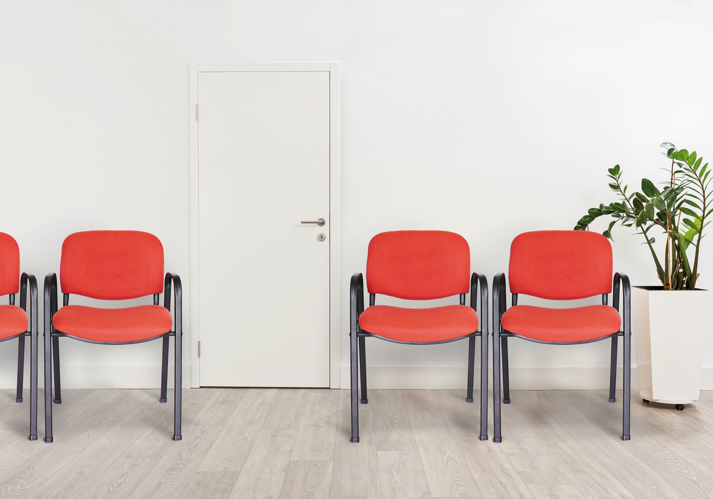 Detalle del diseño ergonómico de la Silla ISO Con Brazos