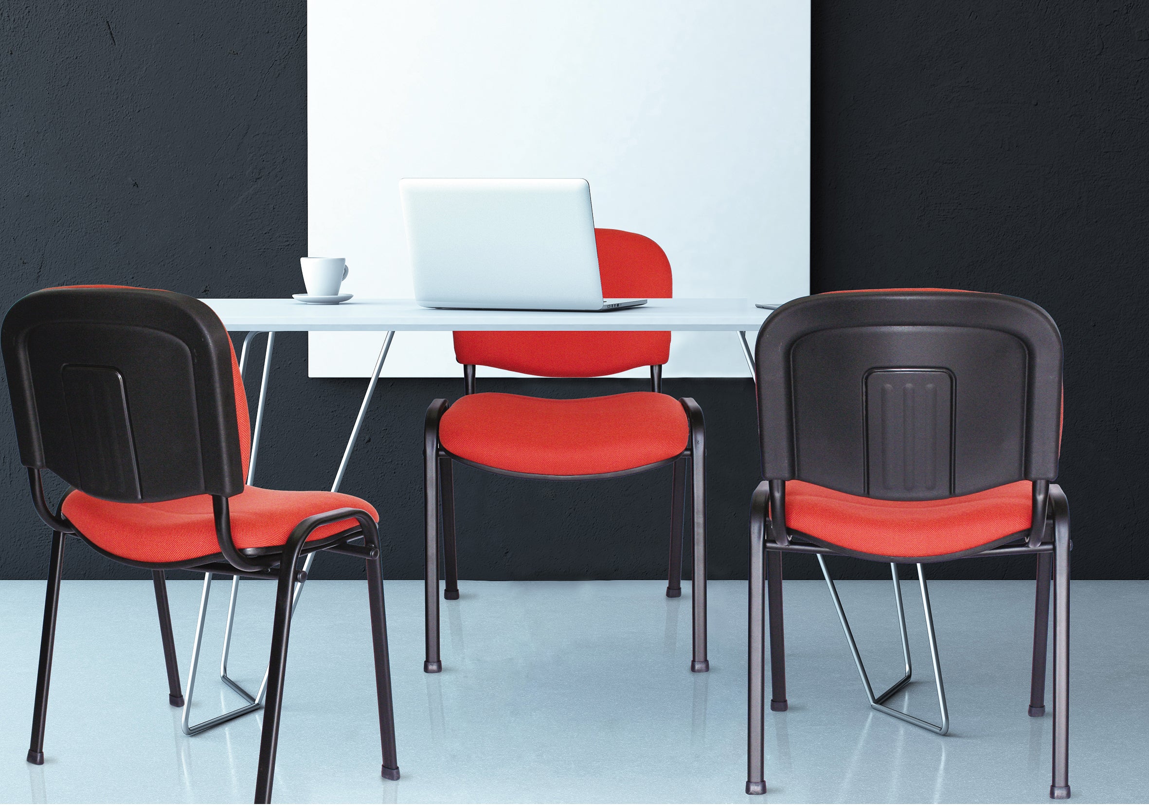 Detalle del diseño ergonómico de la Silla ISO Sin Brazos