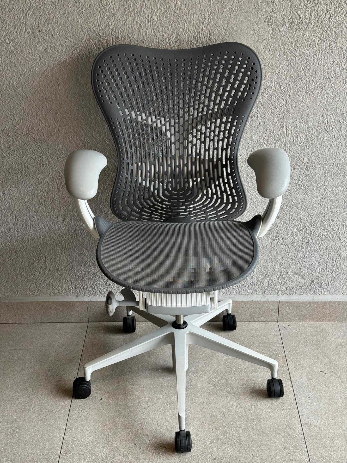 Silla Mirra 2 Herman Miller gris - Preowned