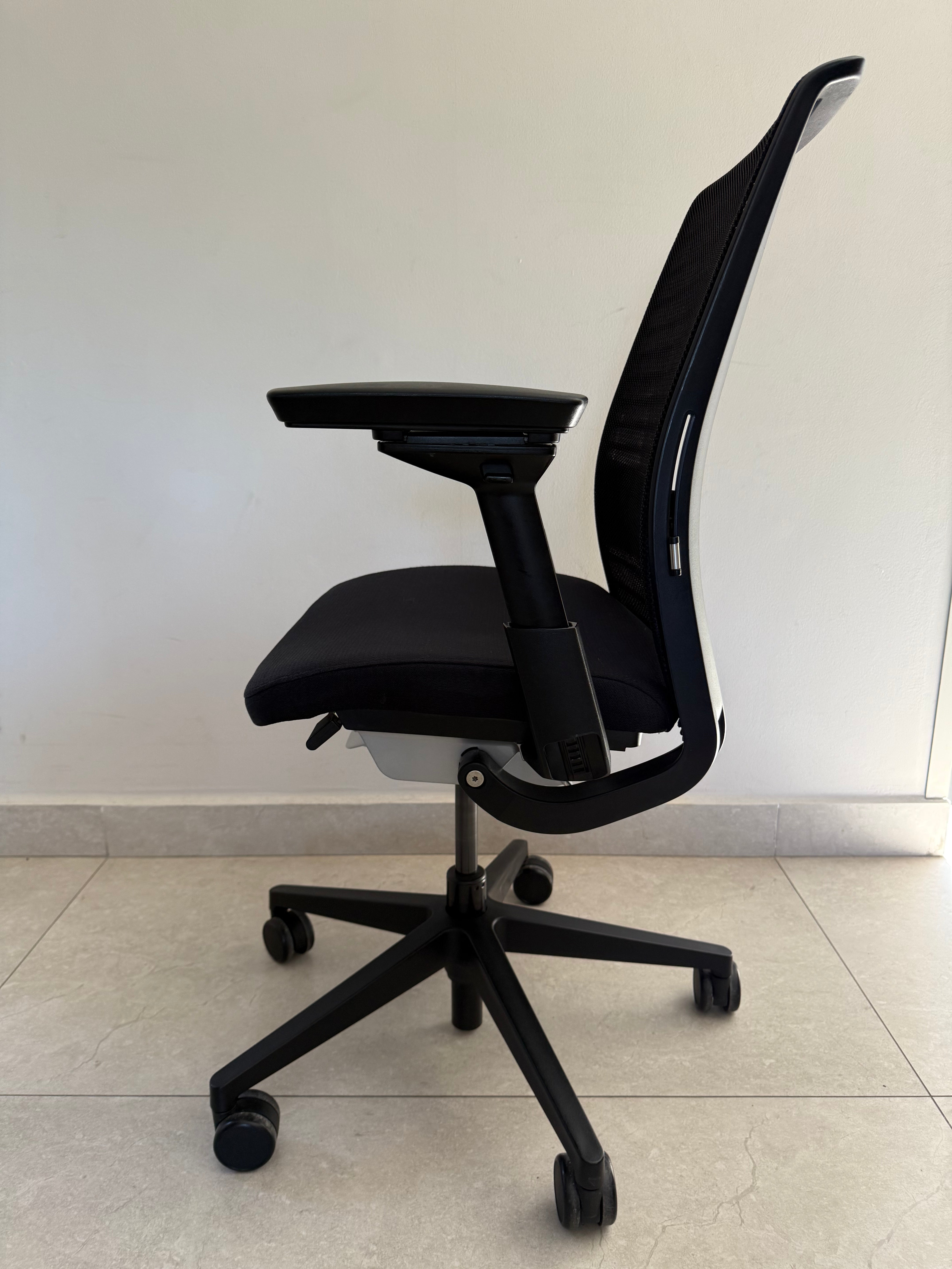 Silla Steelcase Think V2 color negro- Preowned