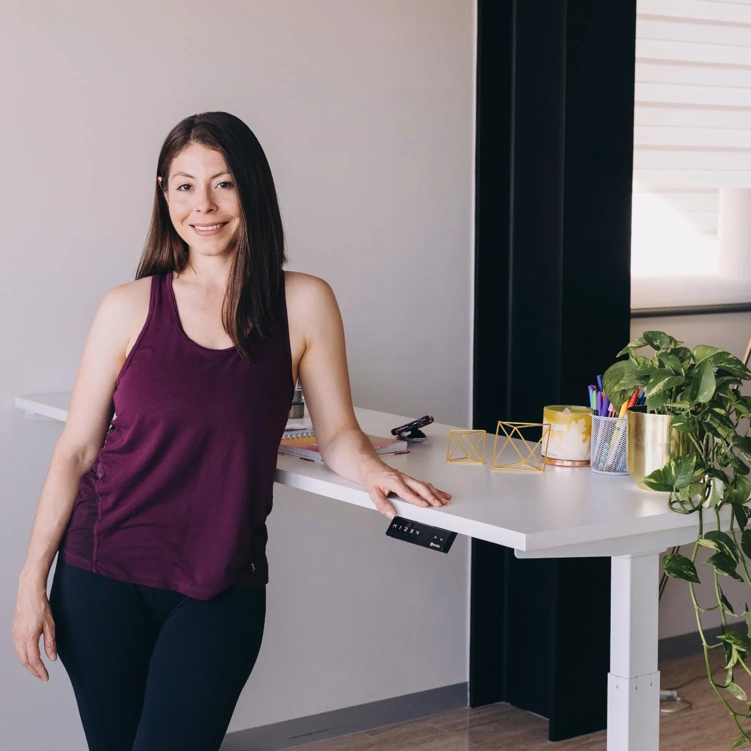 Escritorio ajustable en oficina