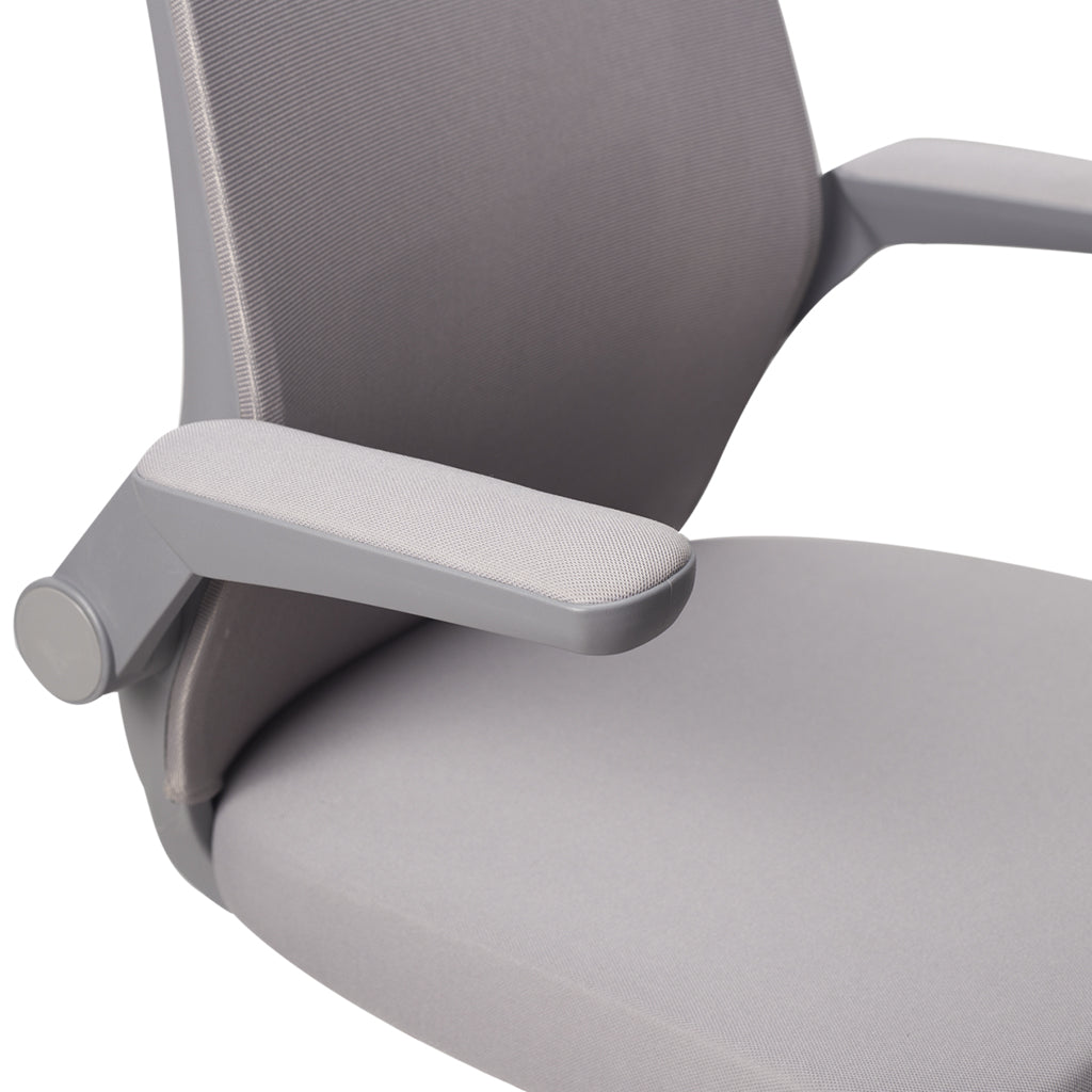 Silla Operativa 380GR colocada en oficina moderna