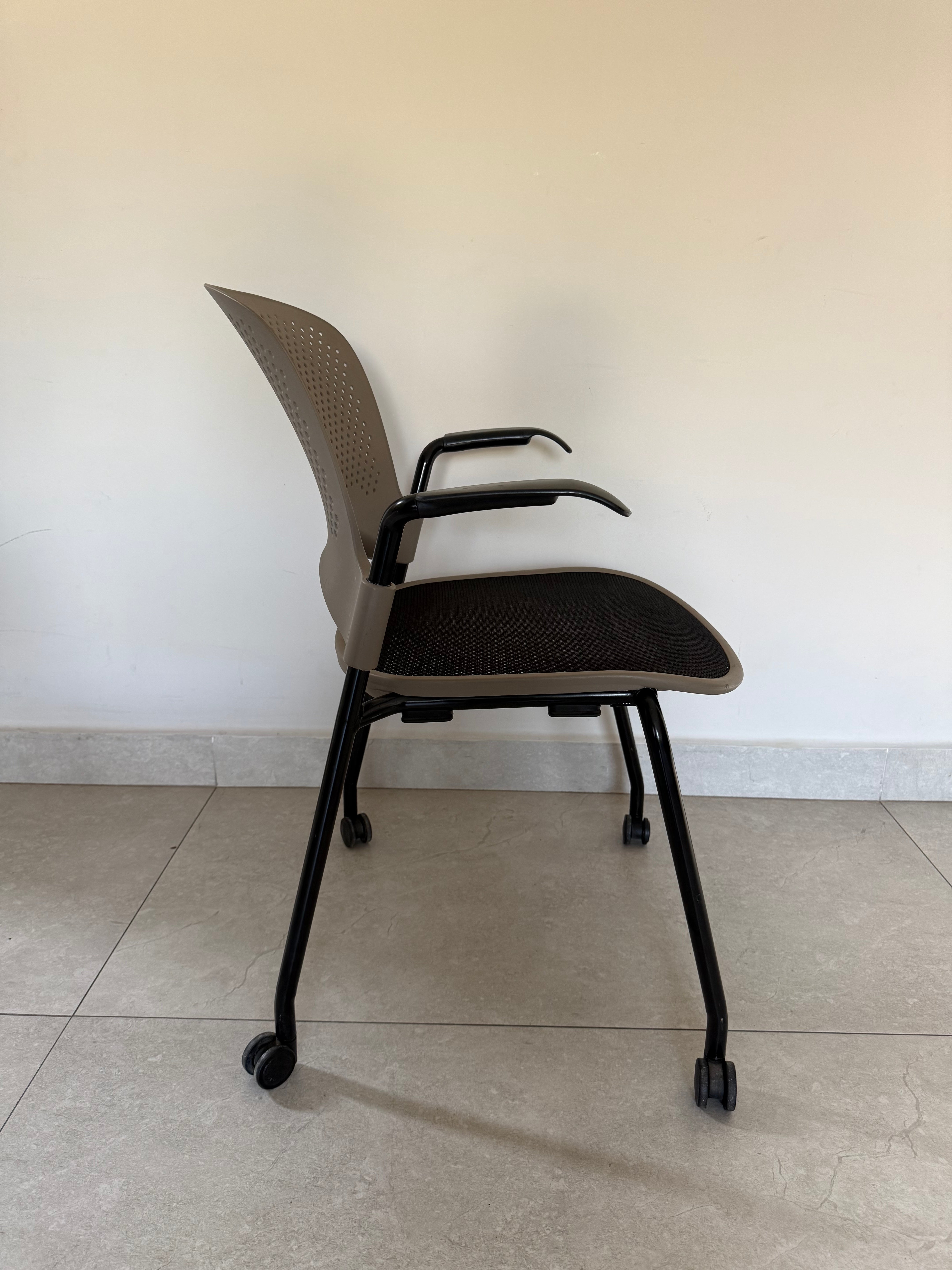 Silla Caper Café Herman Miller - Preowned