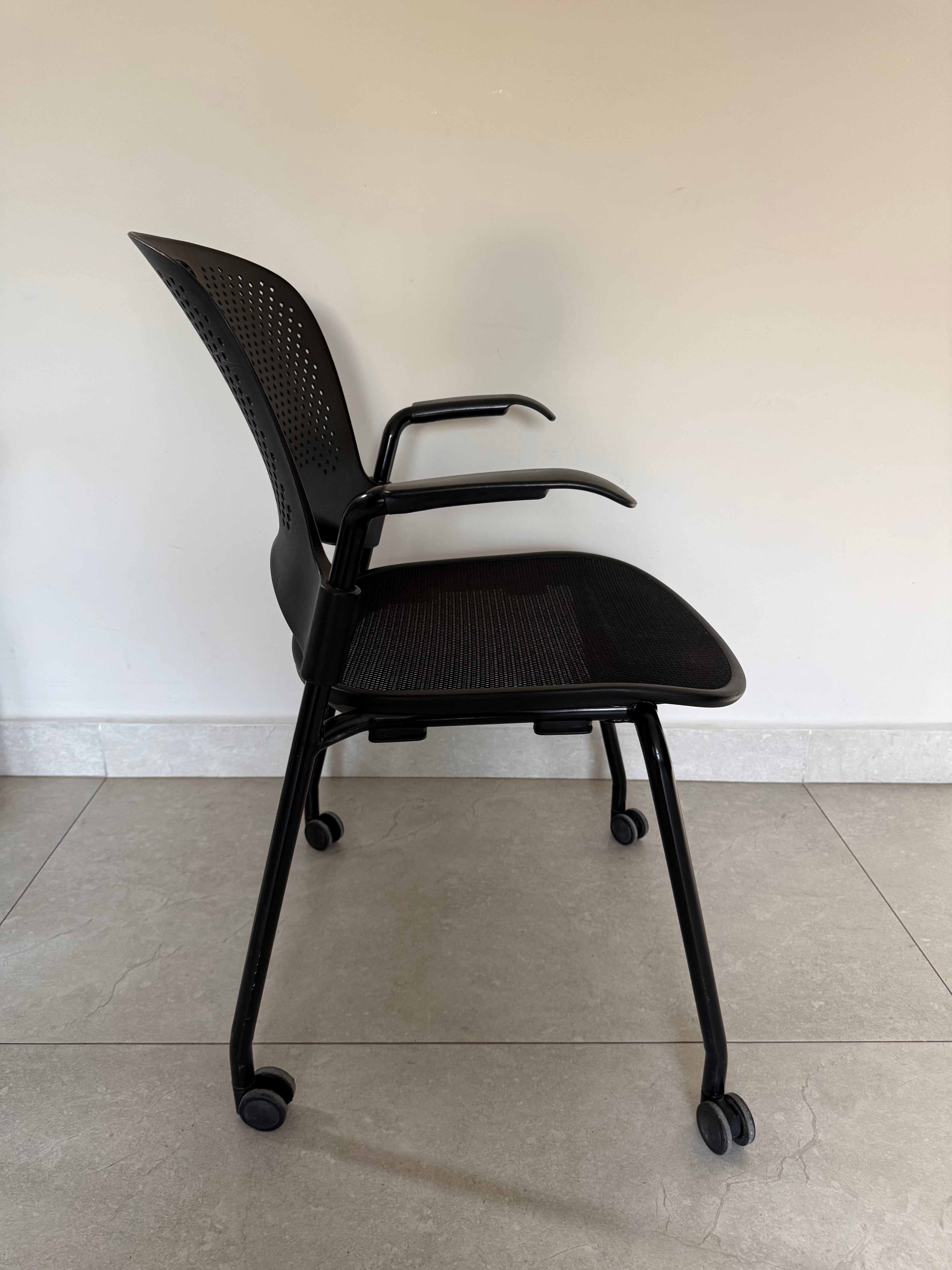 Silla Caper Negro Herman Miller - Preowned