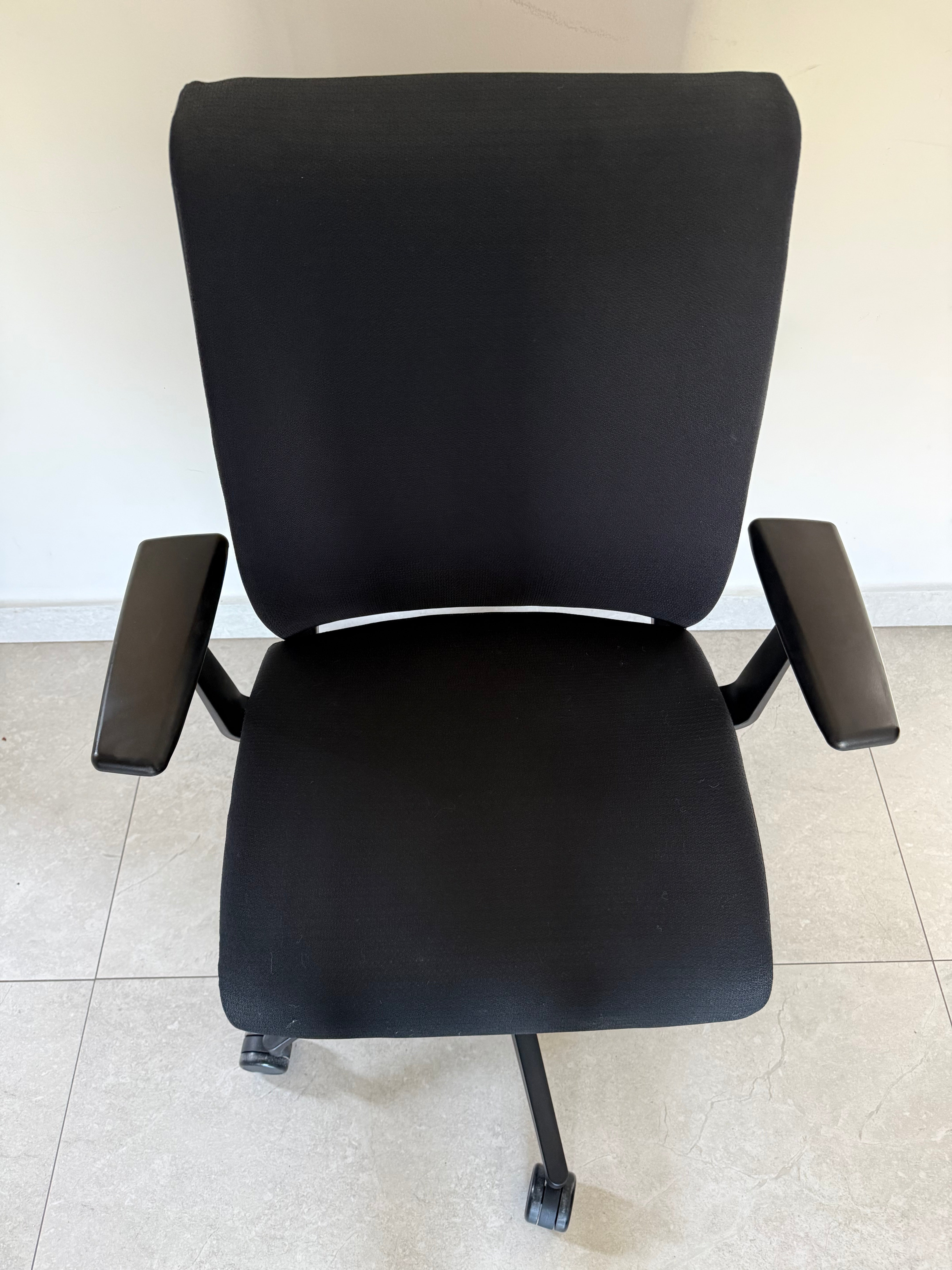 Silla Steelcase Think Negro Preowned