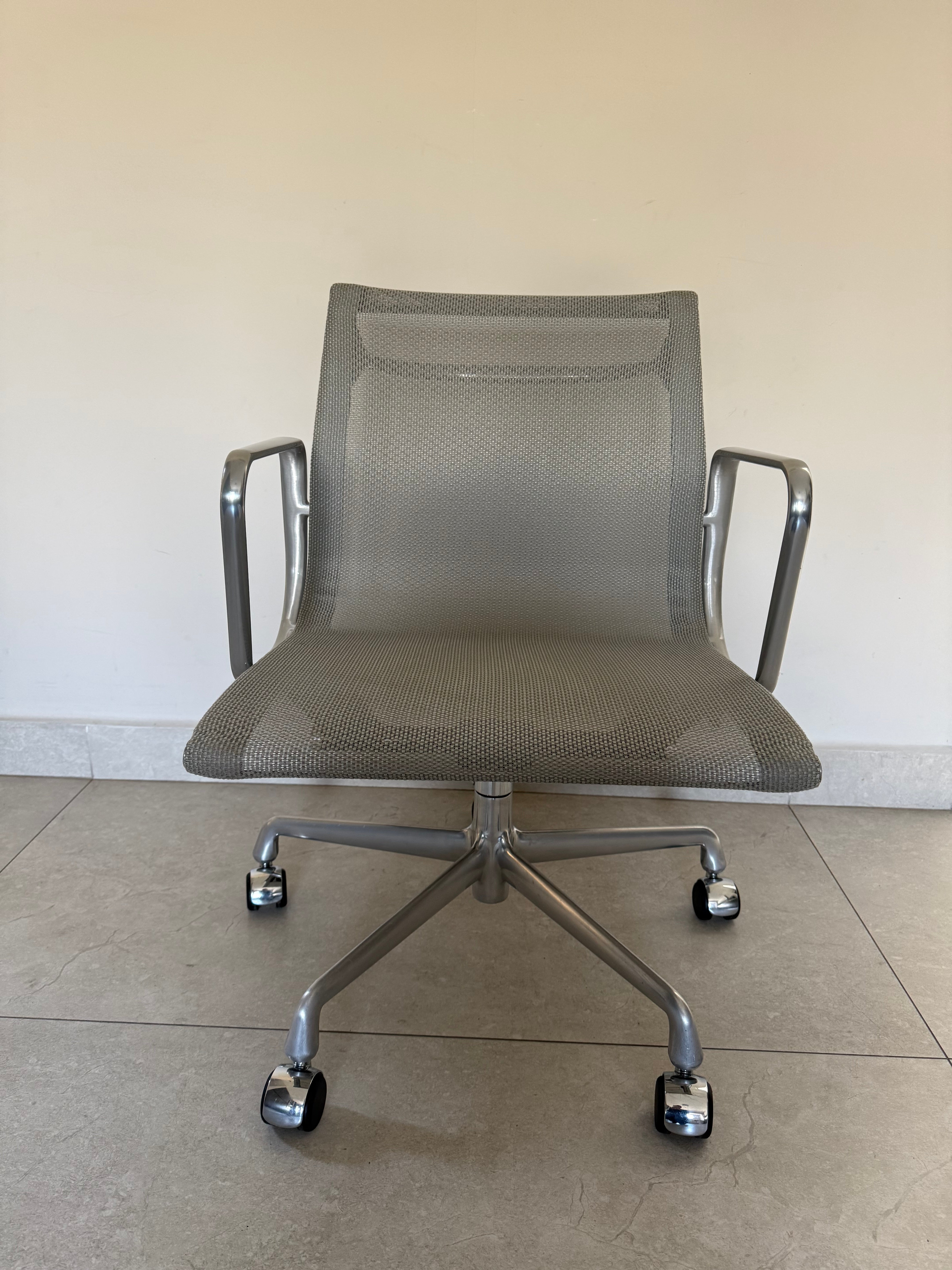 Silla Eames Malla Herman Miller - Exhibición