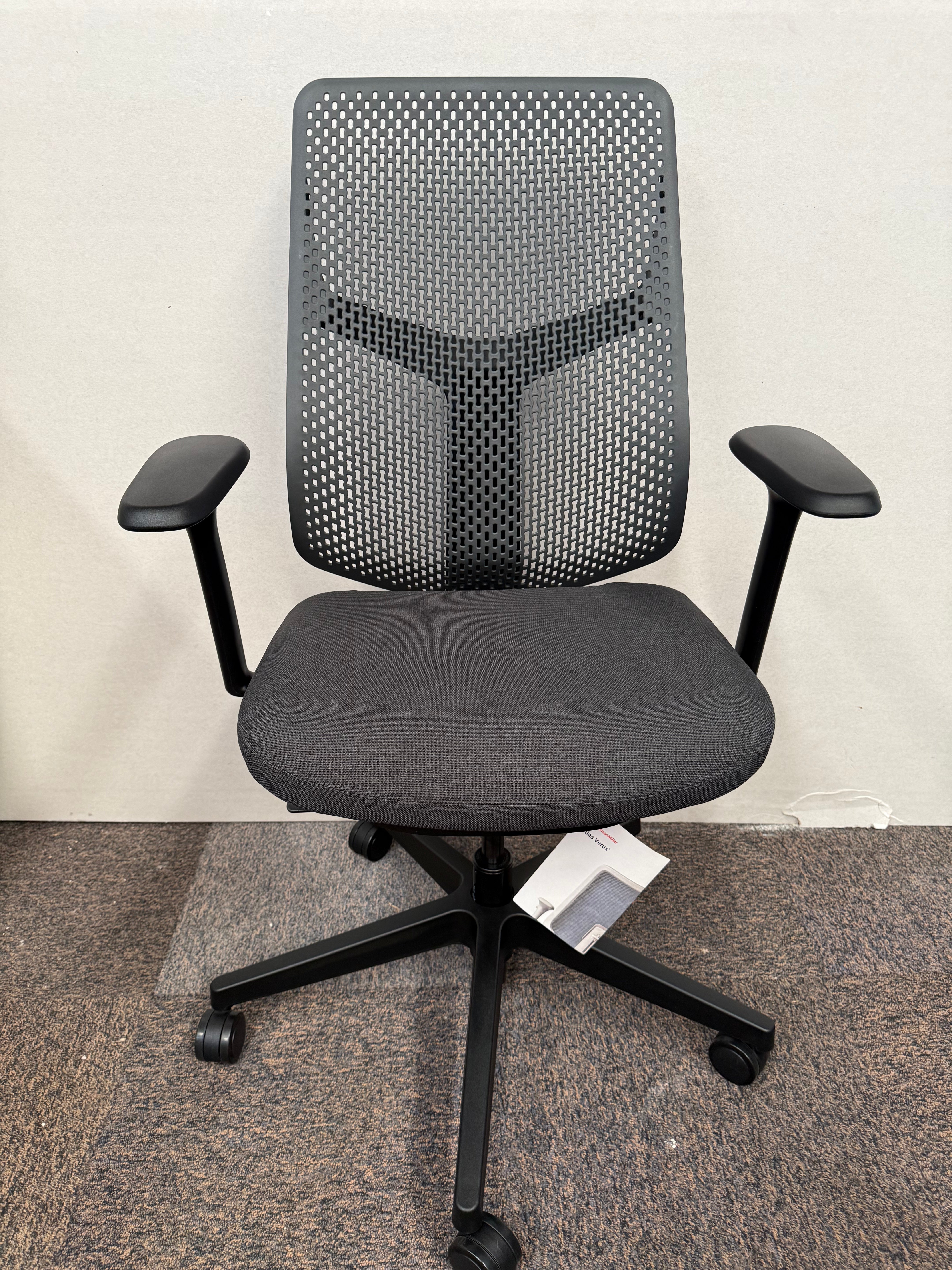 Silla Herman Miller Gris Oscuro - Exhibición