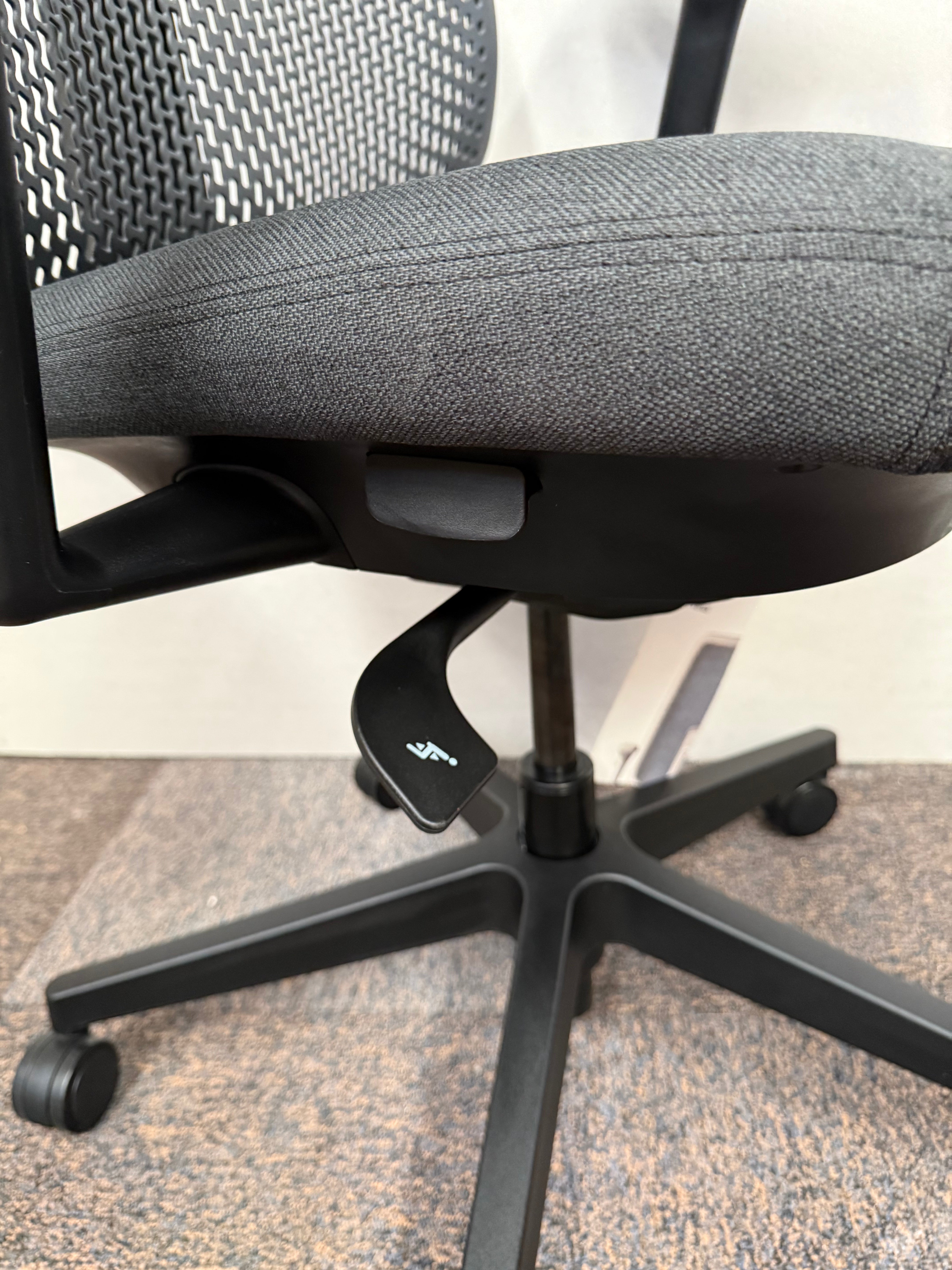 Silla Herman Miller Gris Oscuro - Exhibición