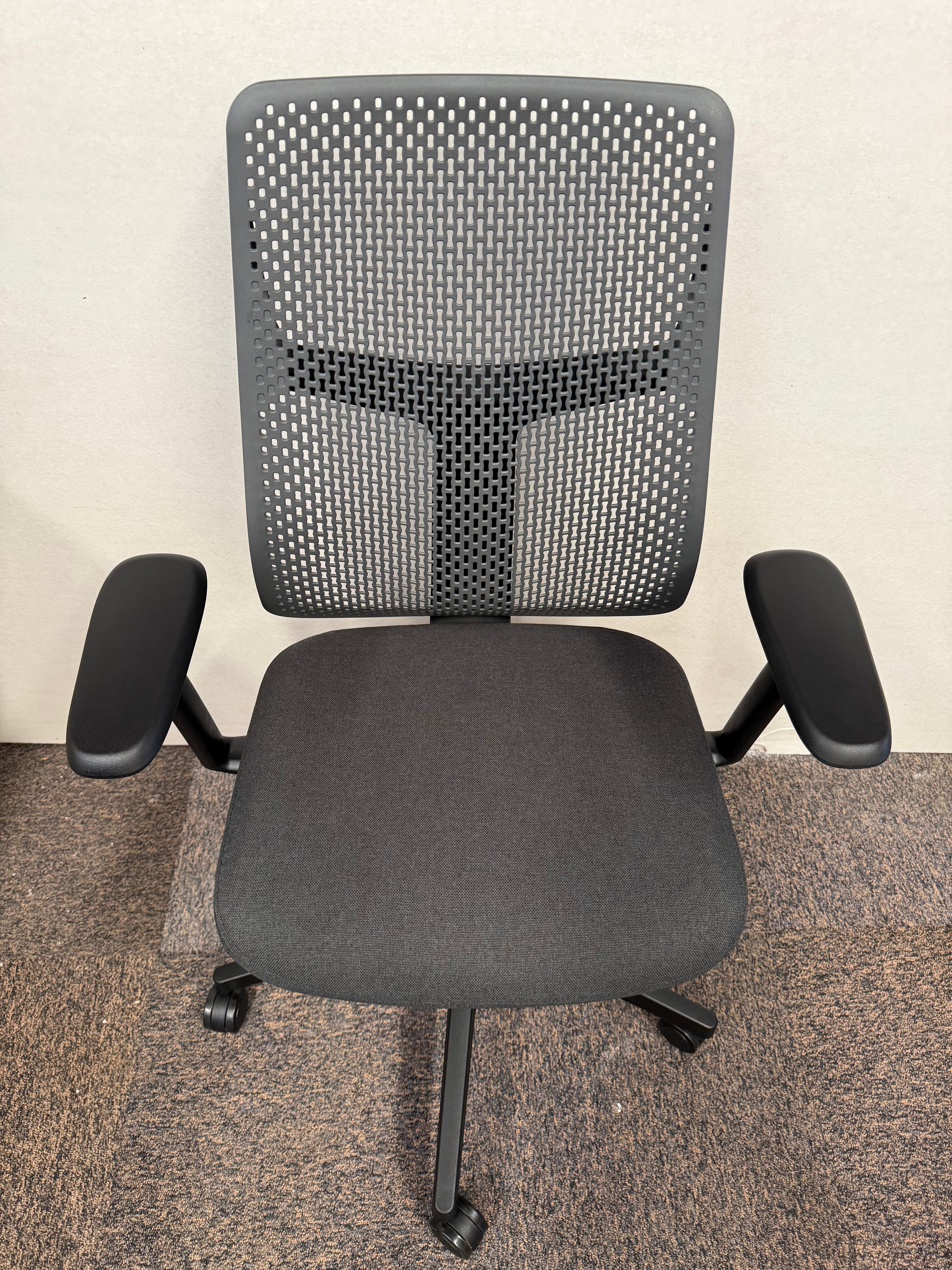 Silla Herman Miller Gris Oscuro - Exhibición