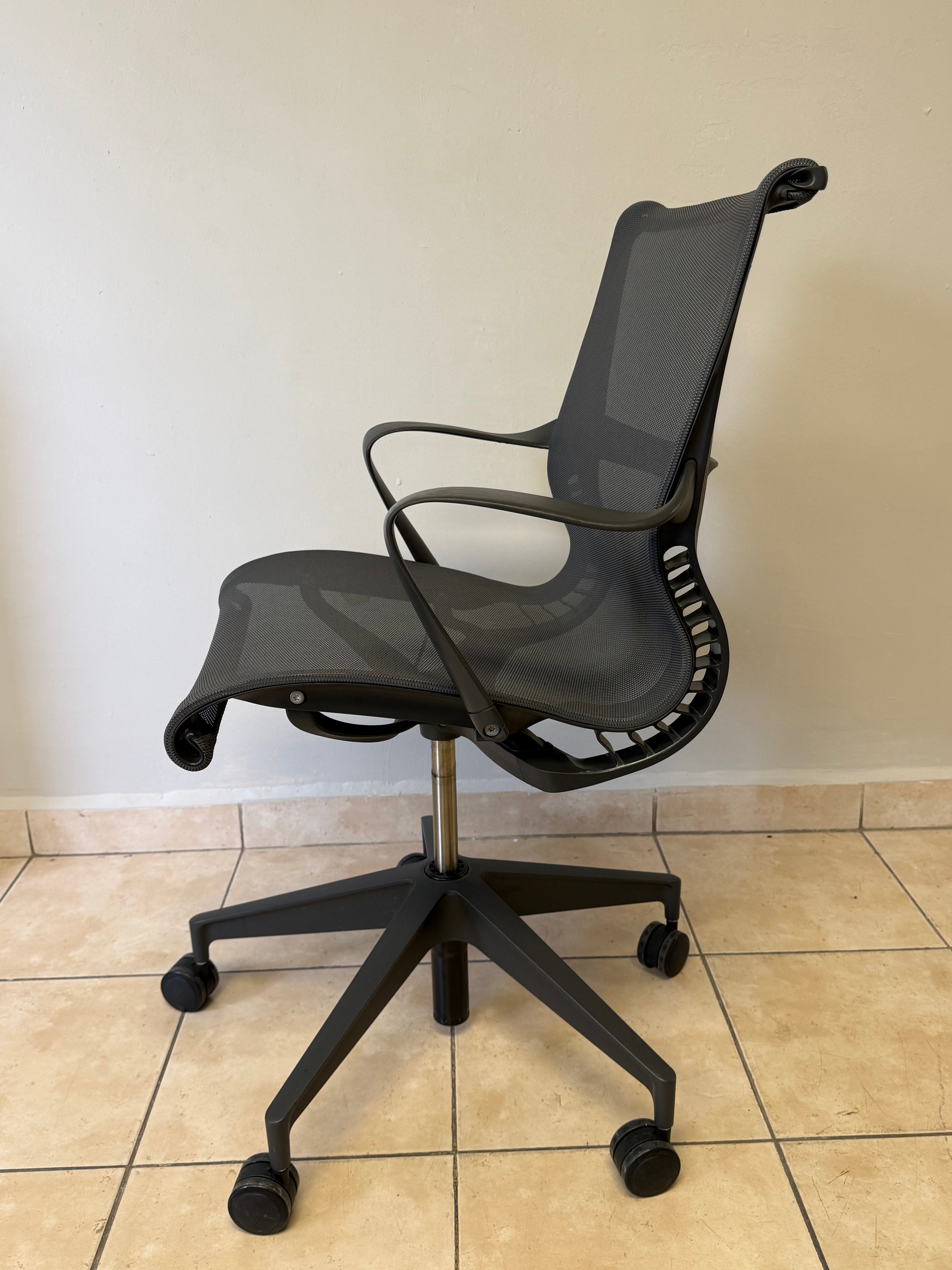 Silla Herman Miller Setu Gris Oscuro - Preowned
