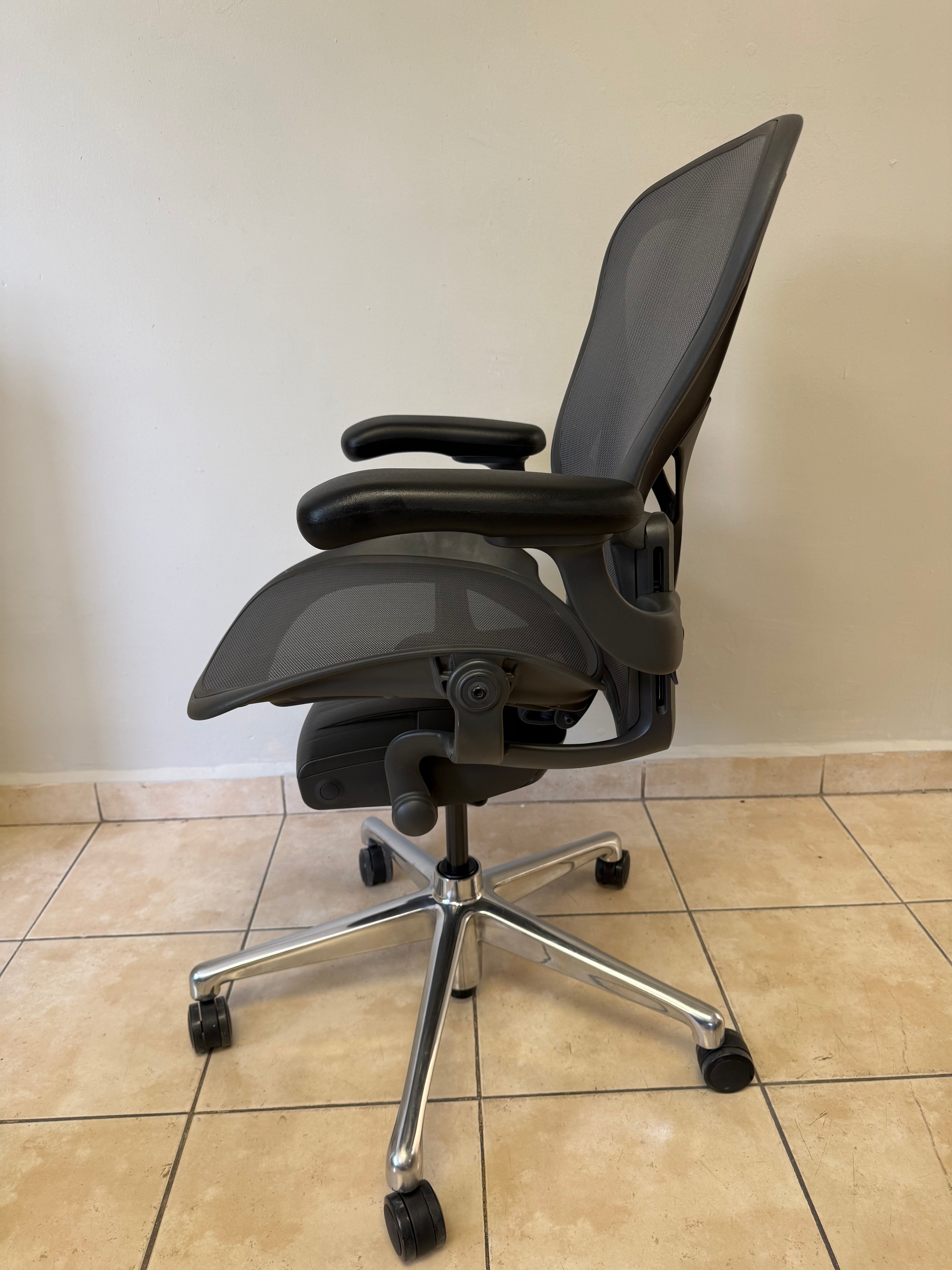 Silla Aeron Herman Miller Posture Fit Cromo Talla B - Exhibición