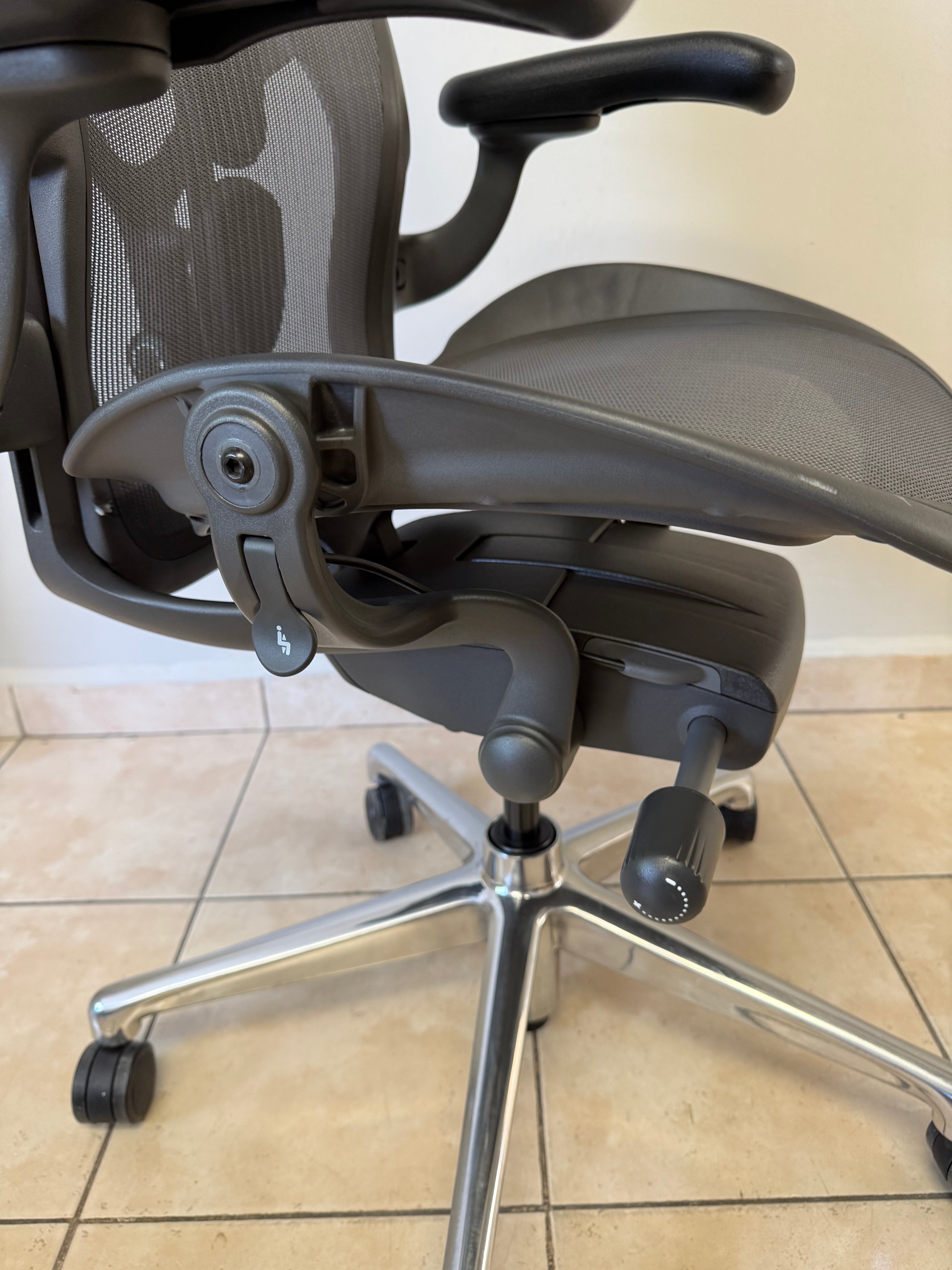 Silla Aeron Herman Miller Posture Fit Cromo Talla B - Exhibición