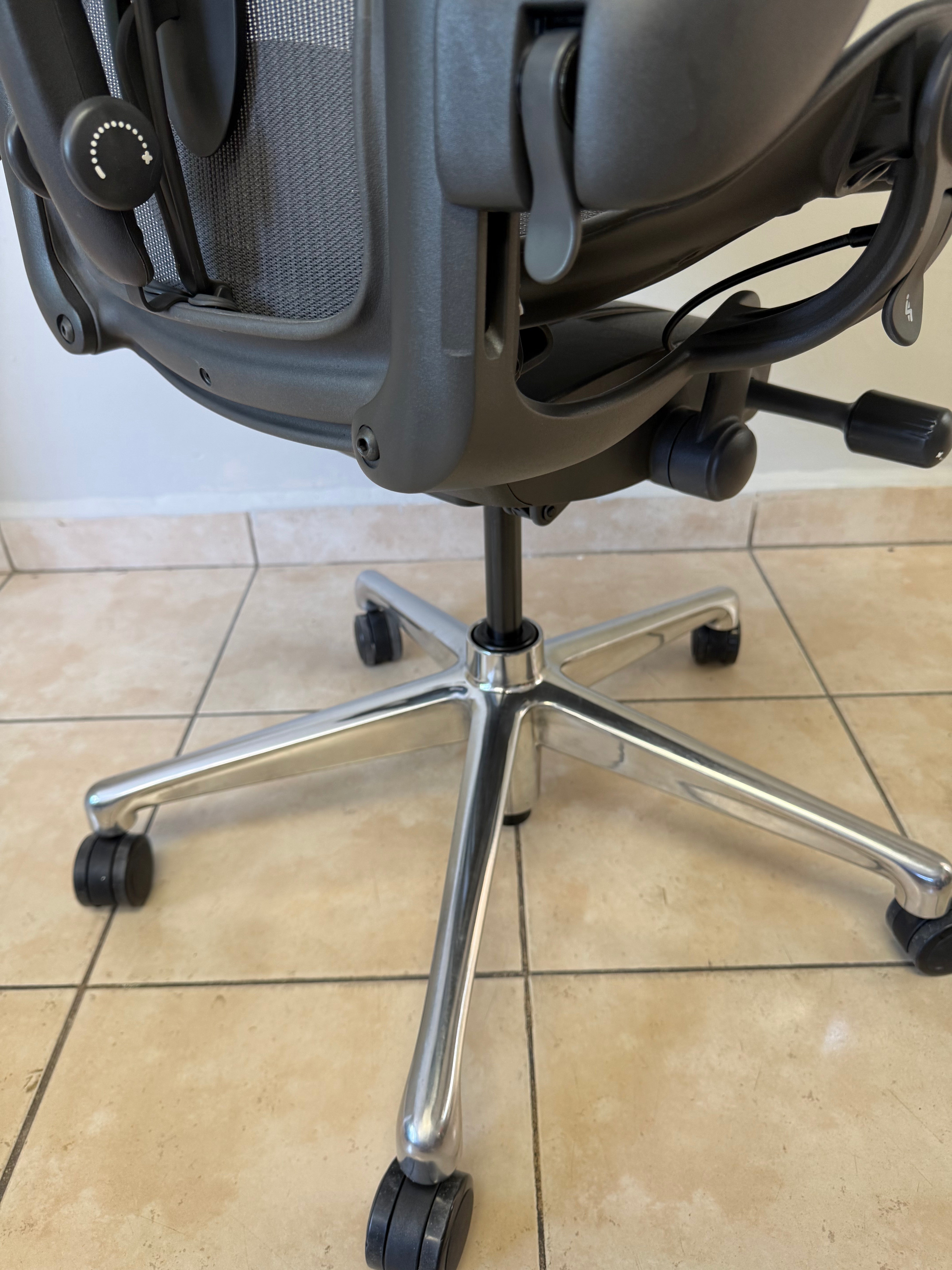 Silla Aeron Herman Miller Posture Fit Cromo Talla B - Exhibición