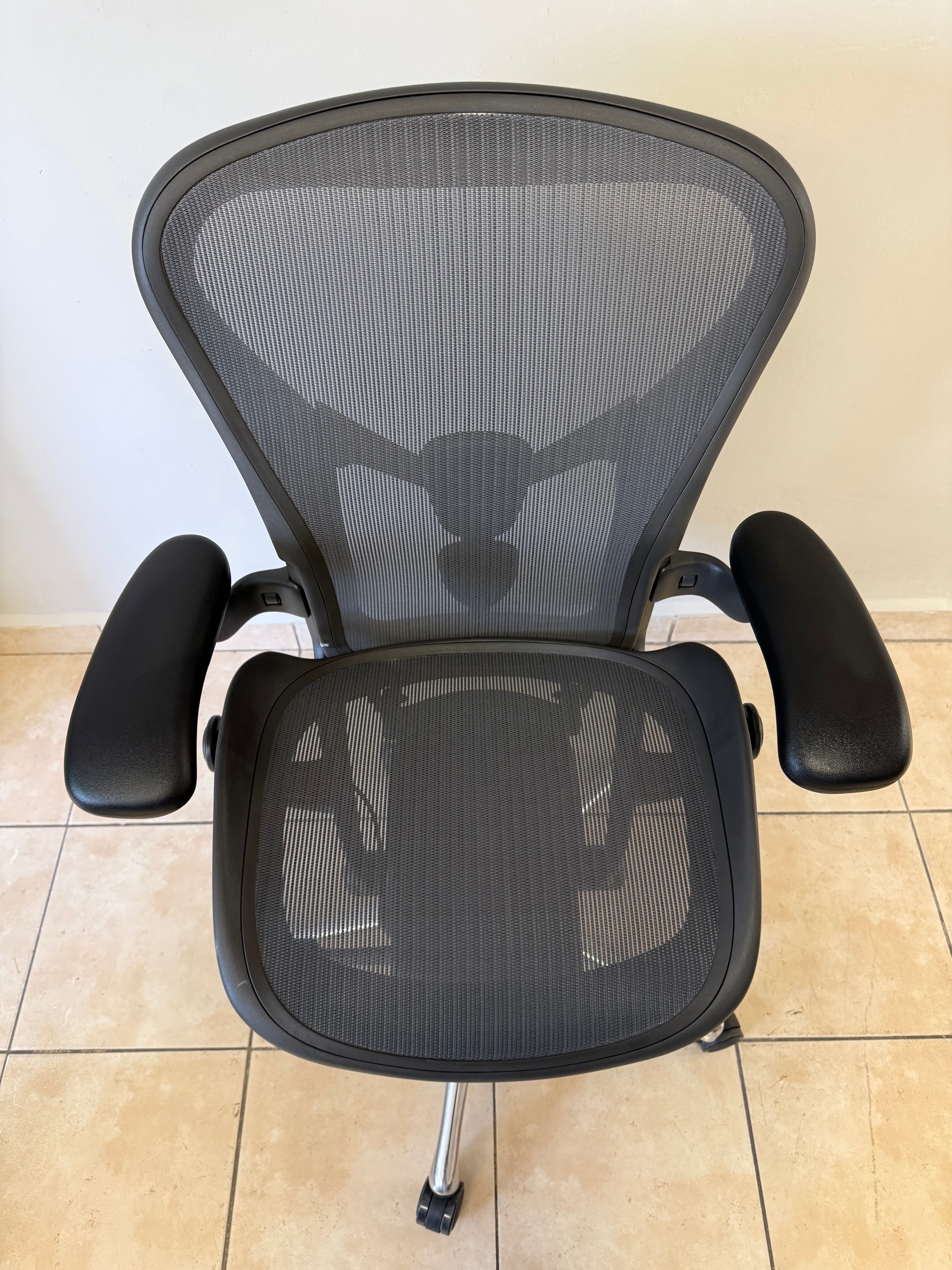 Silla Aeron Herman Miller Posture Fit Cromo Talla B - Exhibición