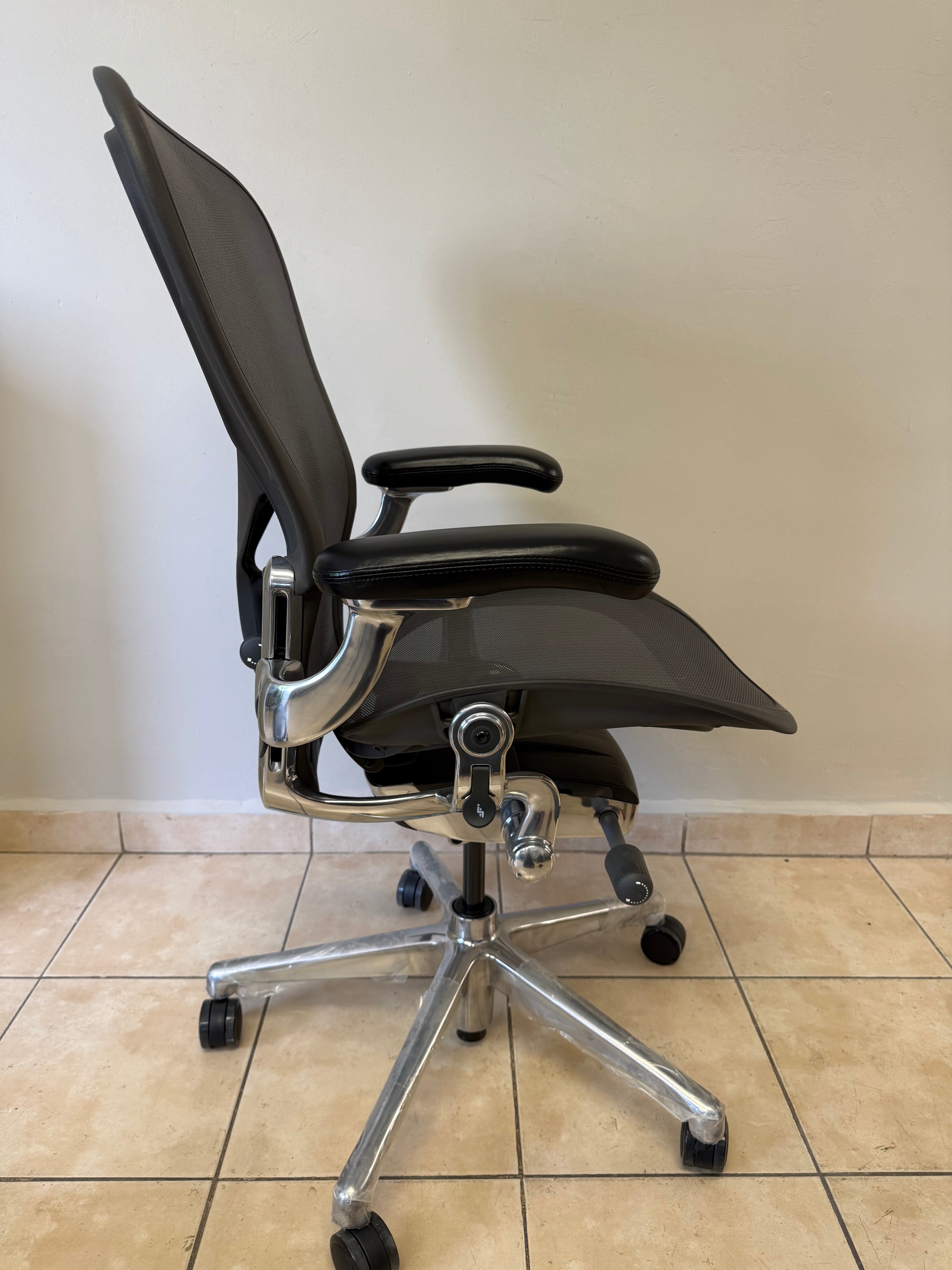 Silla Aeron Herman Miller Posture Fit Talla B Cromo Brazos 3D