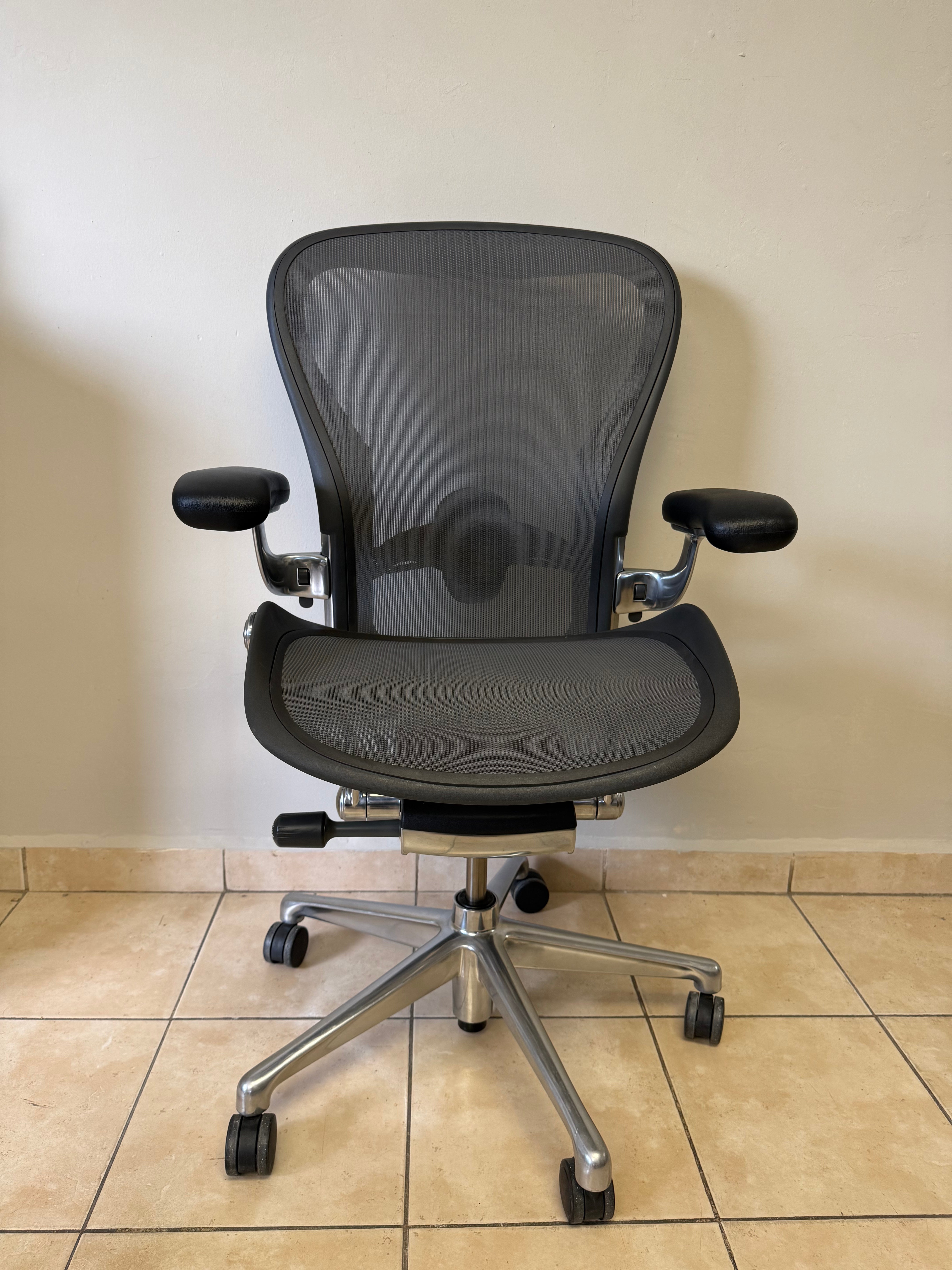 Silla Aeron Herman Miller Remastered Cromo Talla C - Preowned