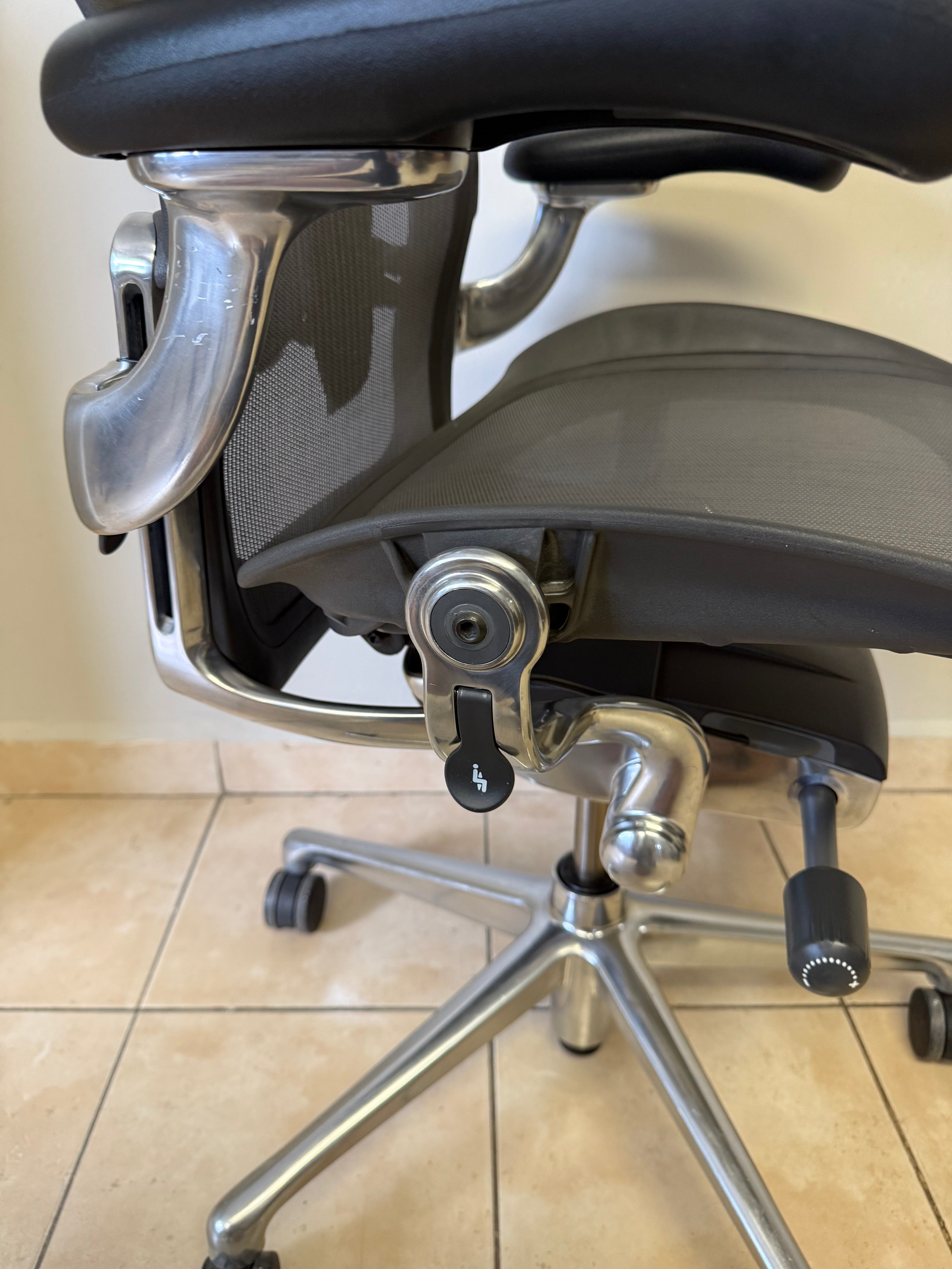 Silla Aeron Herman Miller Remastered Cromo Talla C - Preowned