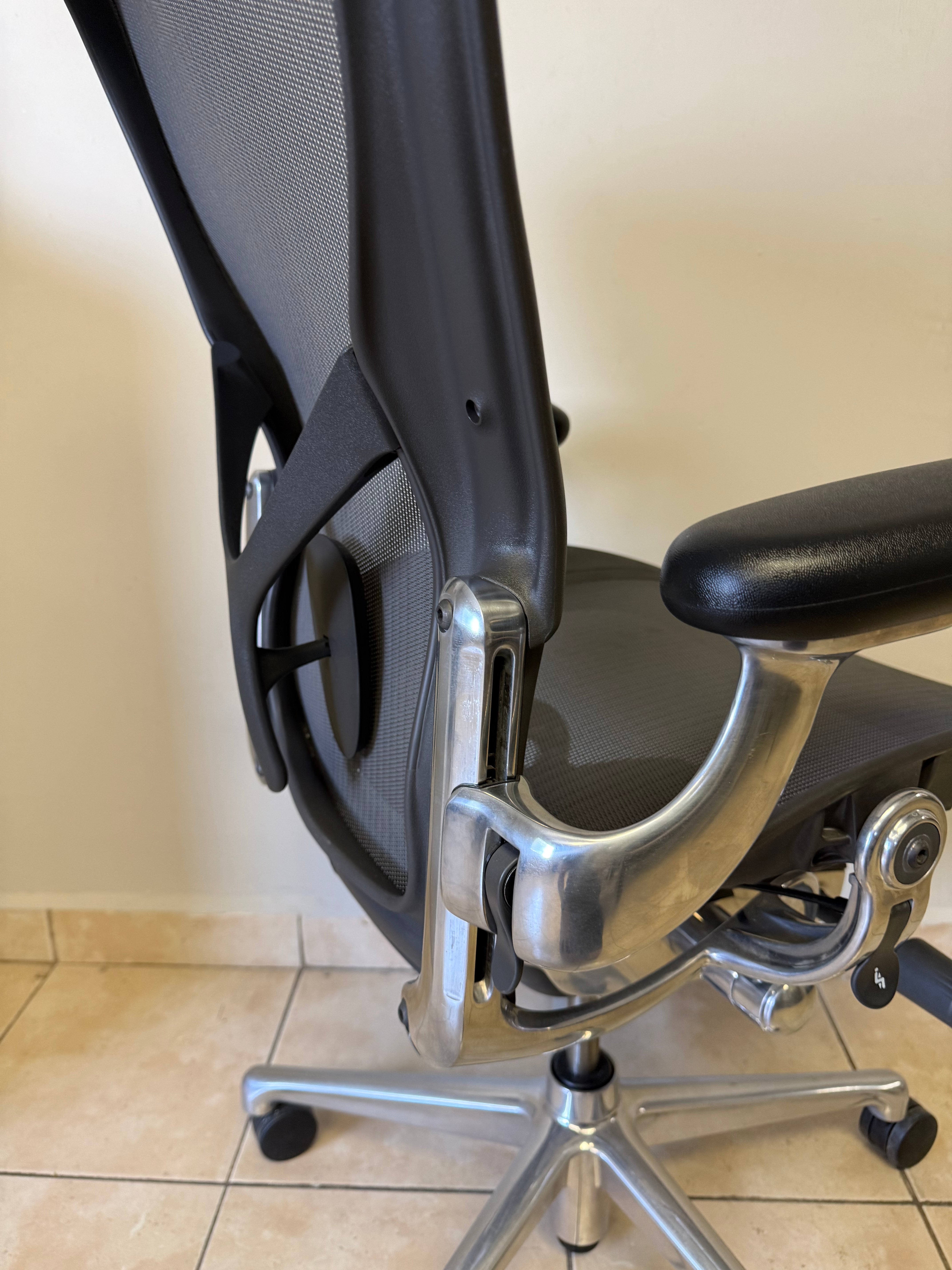 Silla Aeron Herman Miller Y Cromo Talla C - Con Daño