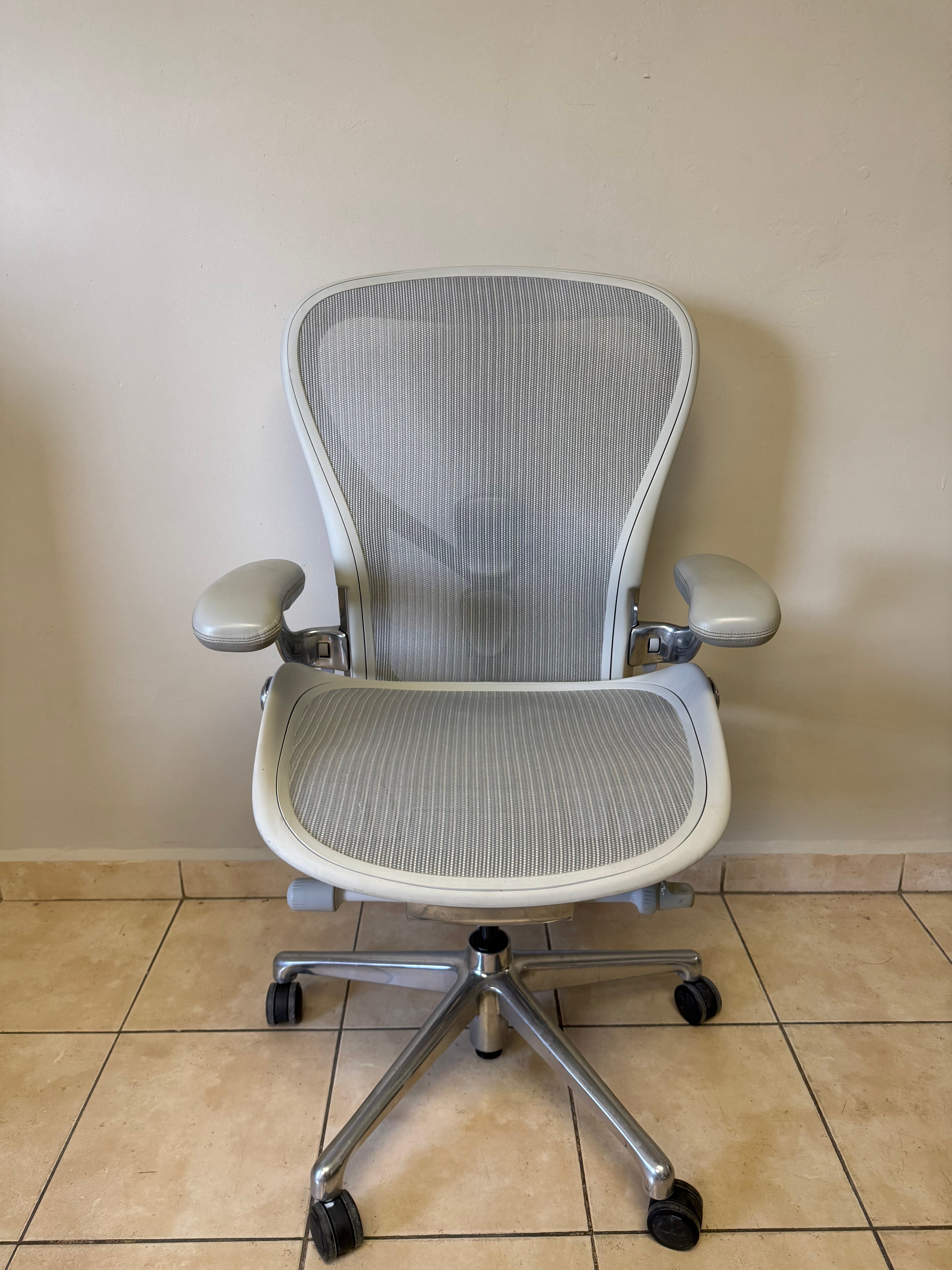 Silla Aeron Herman Miller Mineral Posture Fit Cromo Talla C - Preowned