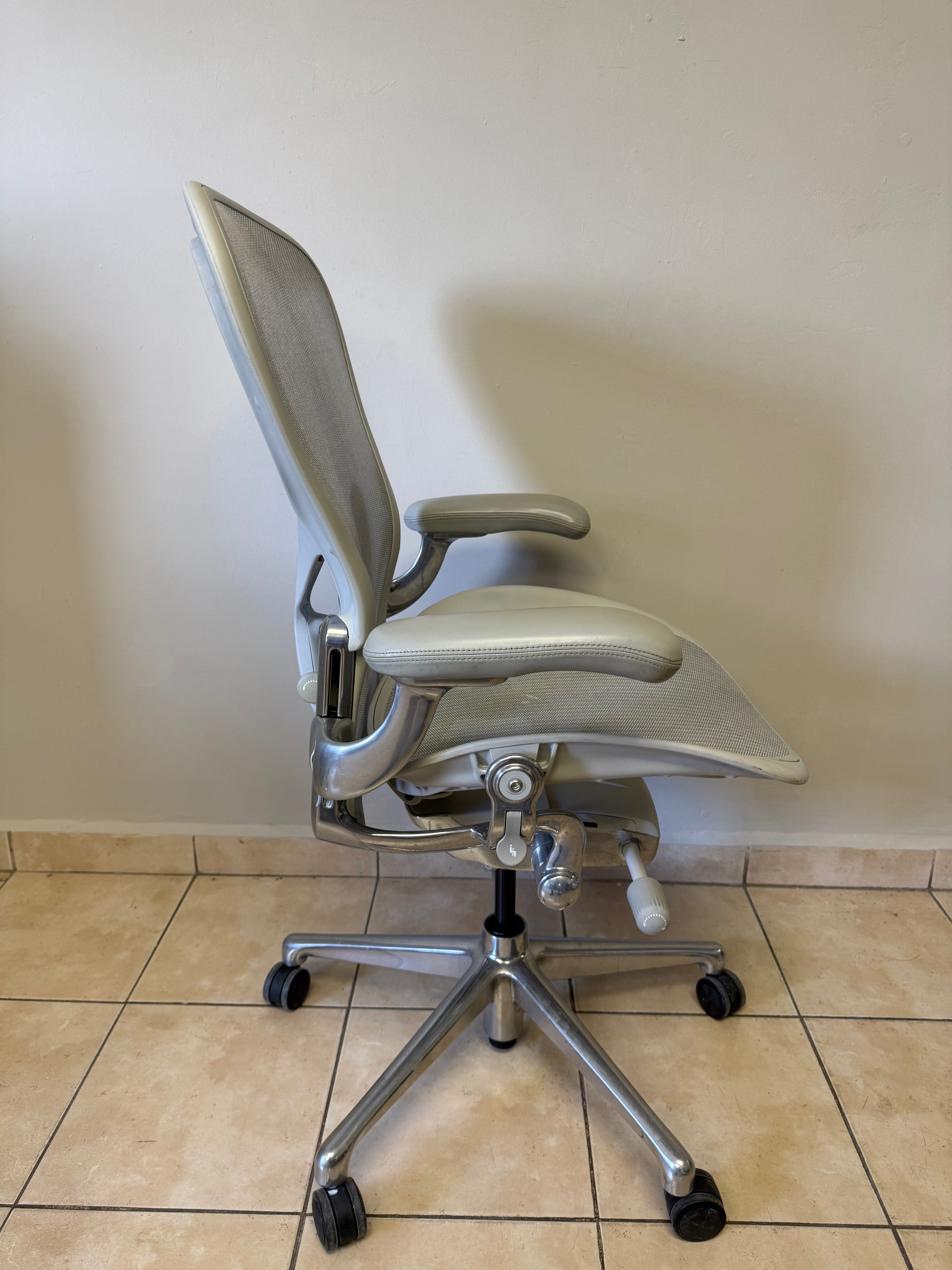 Silla Aeron Herman Miller Mineral Posture Fit Cromo Talla C - Preowned