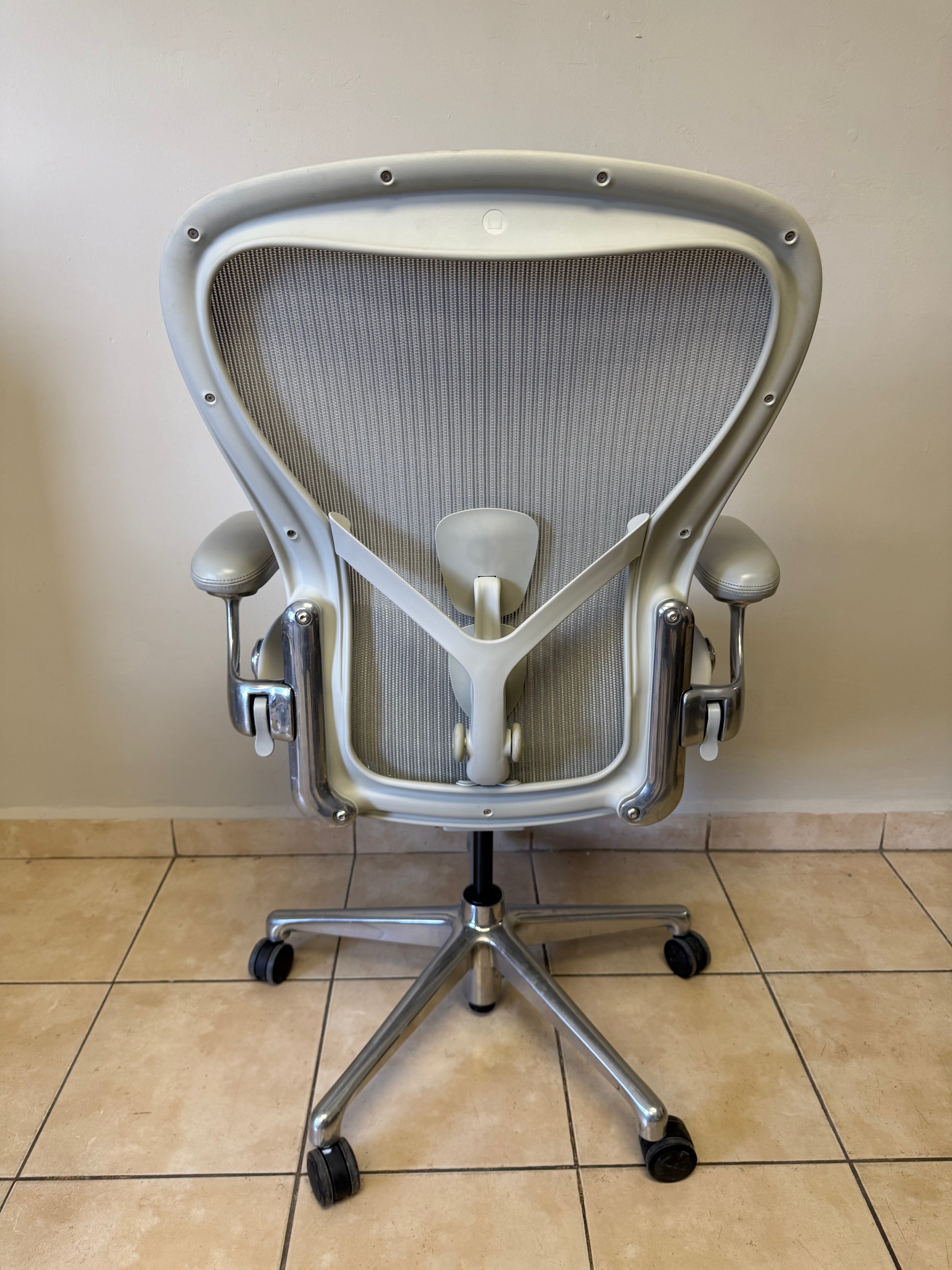 Silla Aeron Herman Miller Mineral Posture Fit Cromo Talla C - Preowned
