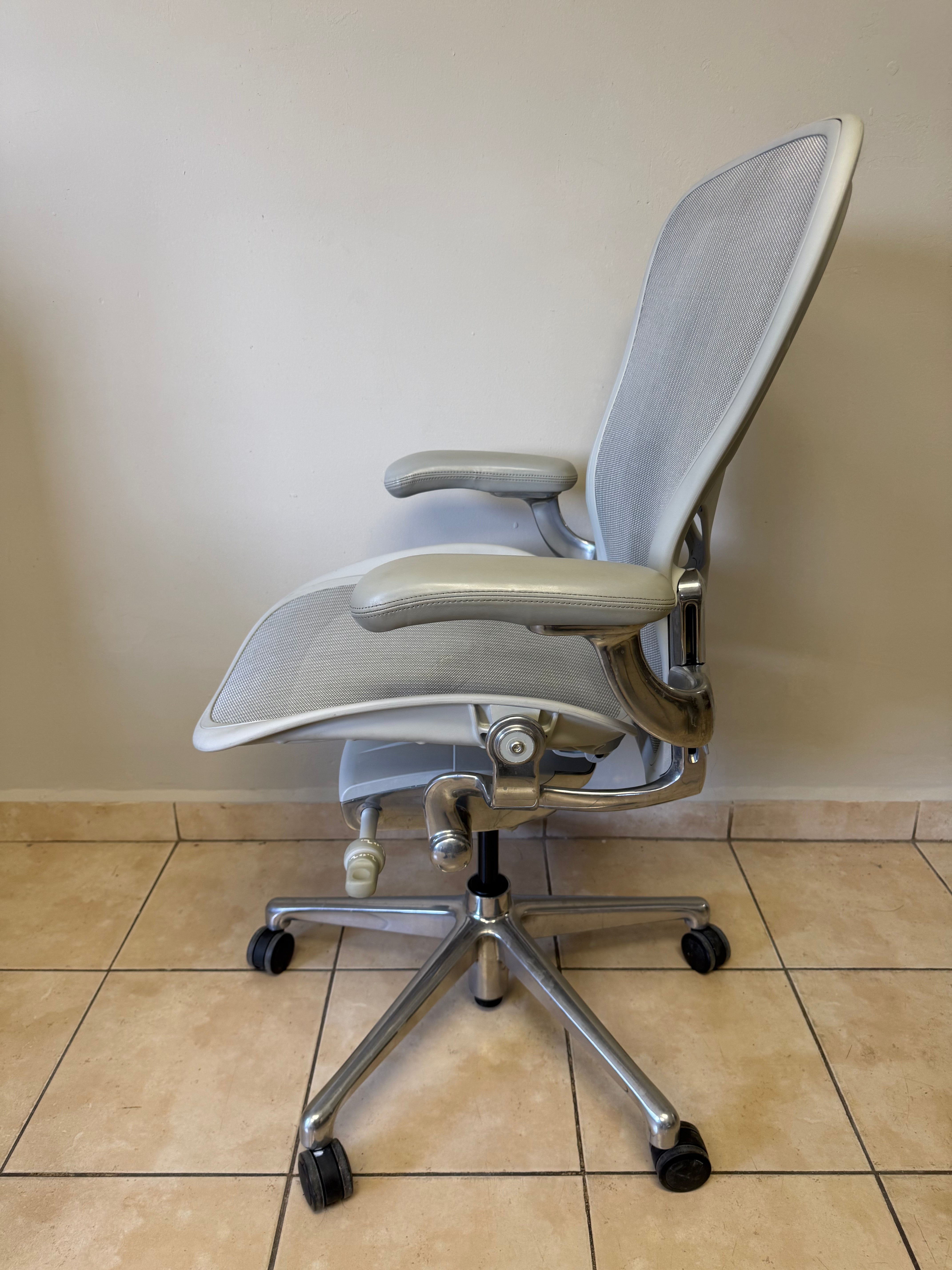 Silla Aeron Herman Miller Mineral Posture Fit Cromo Talla C - Preowned
