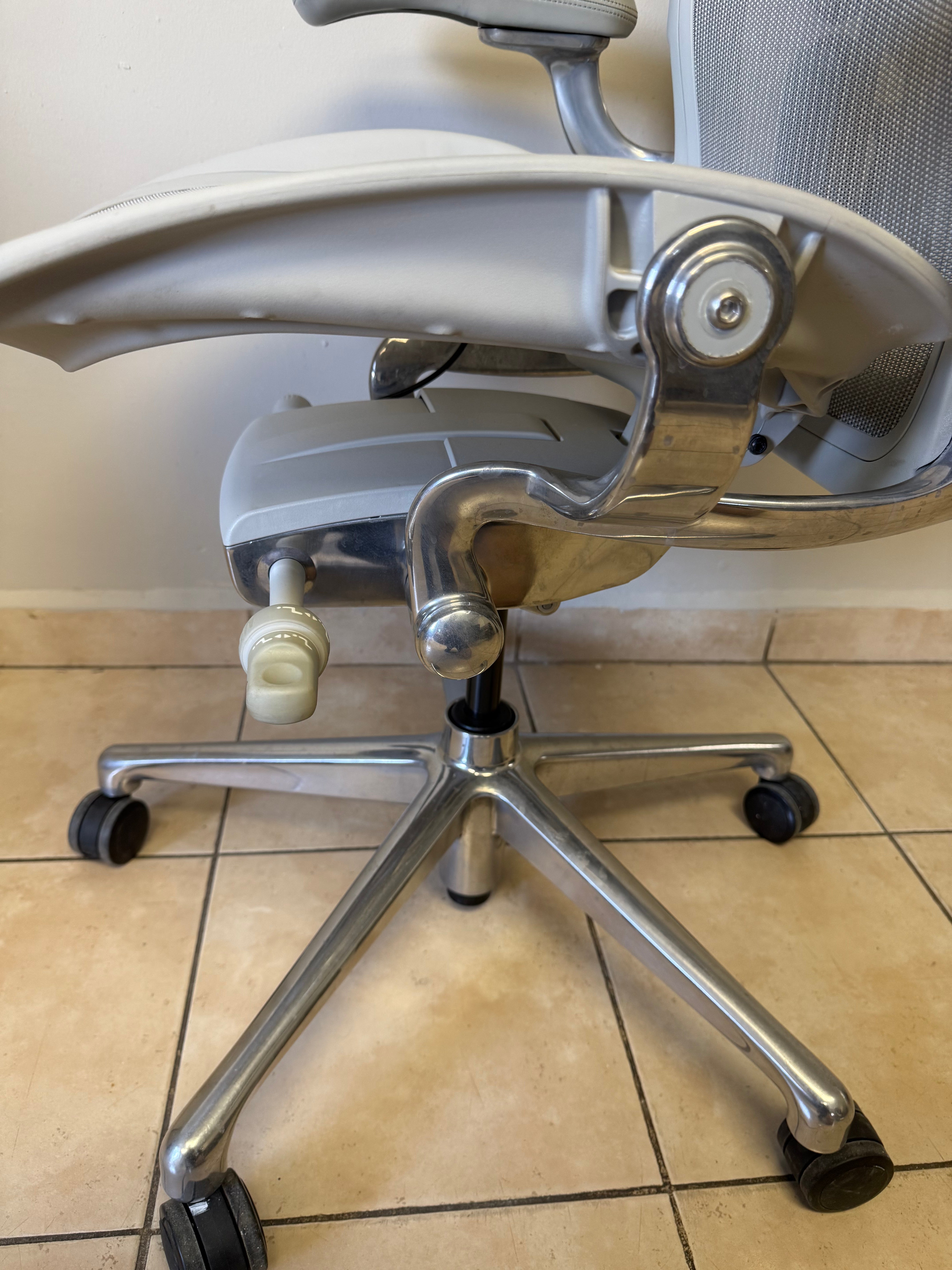 Silla Aeron Herman Miller Mineral Posture Fit Cromo Talla C - Preowned