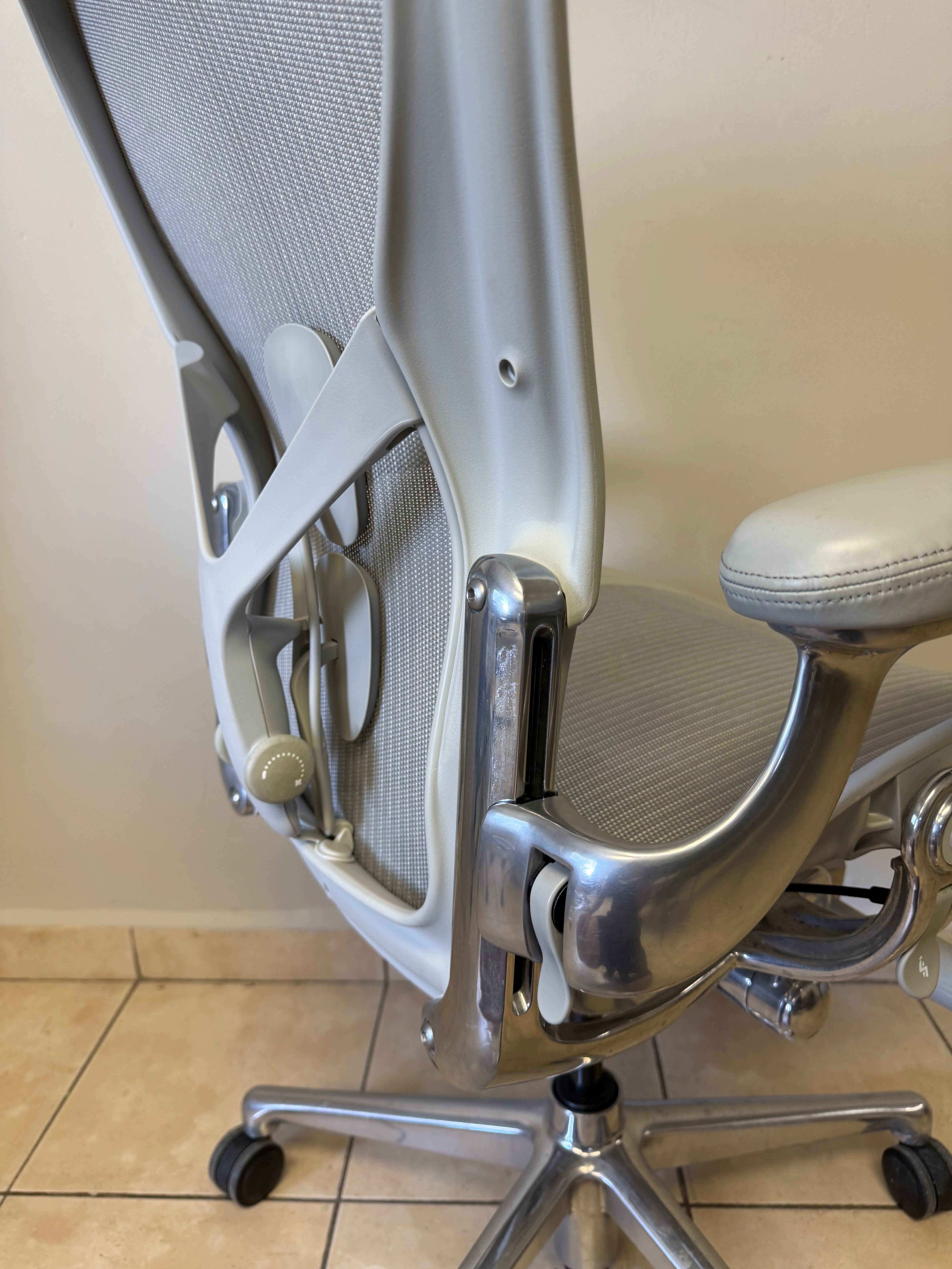 Silla Aeron Herman Miller Mineral Posture Fit Cromo Talla C - Preowned
