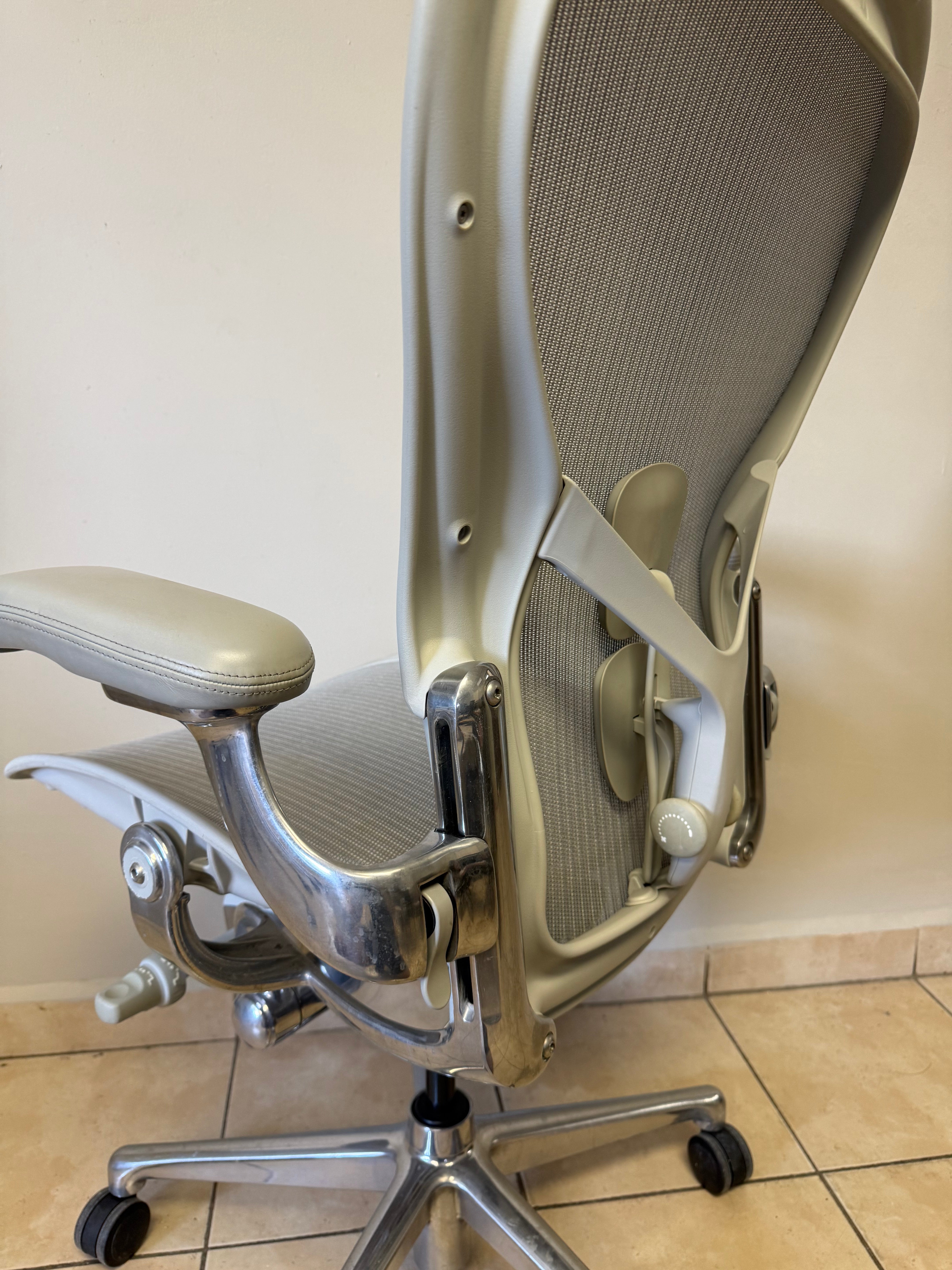 Silla Aeron Herman Miller Mineral Posture Fit Cromo Talla C - Preowned