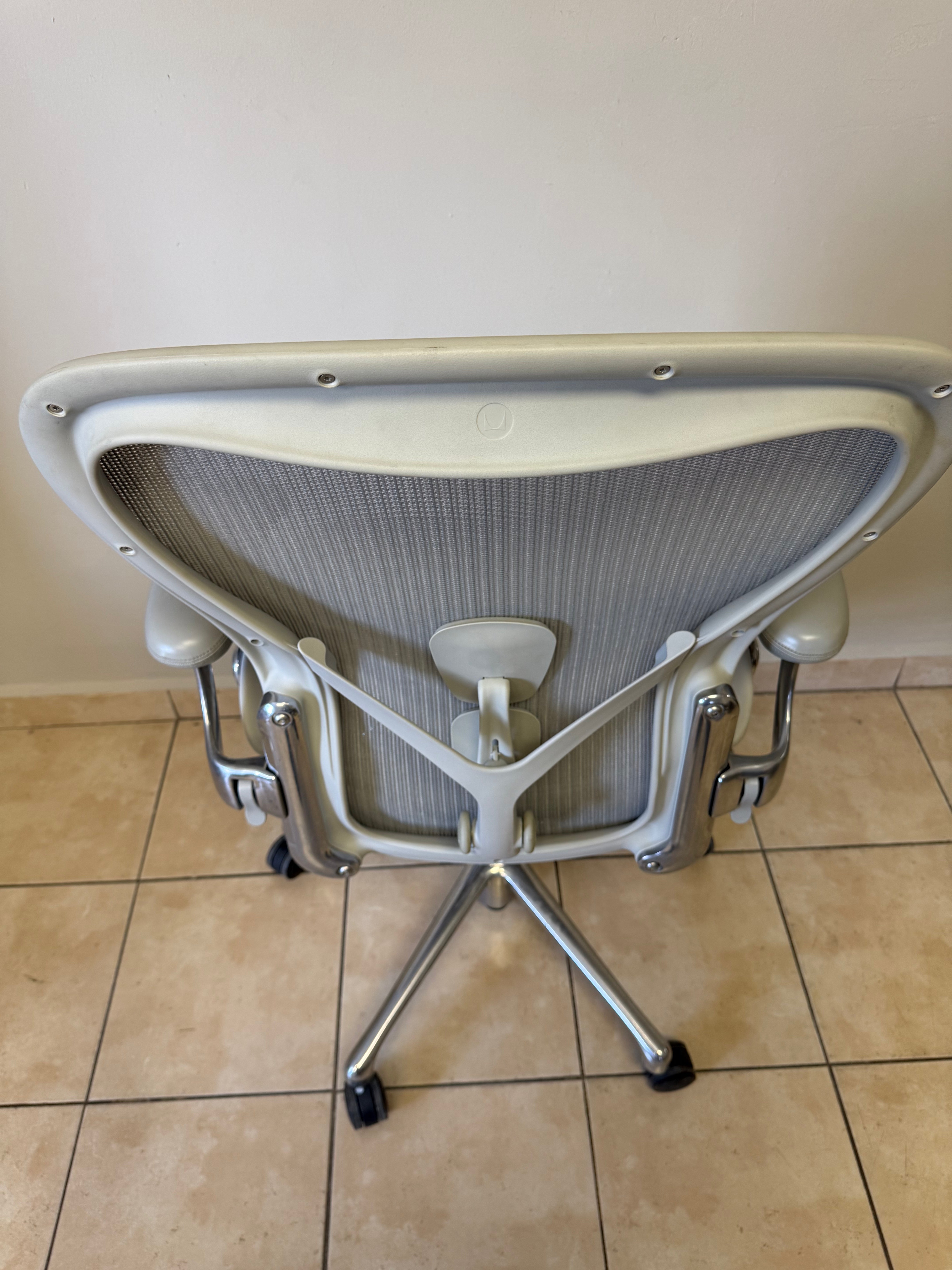 Silla Aeron Herman Miller Mineral Posture Fit Cromo Talla C - Preowned