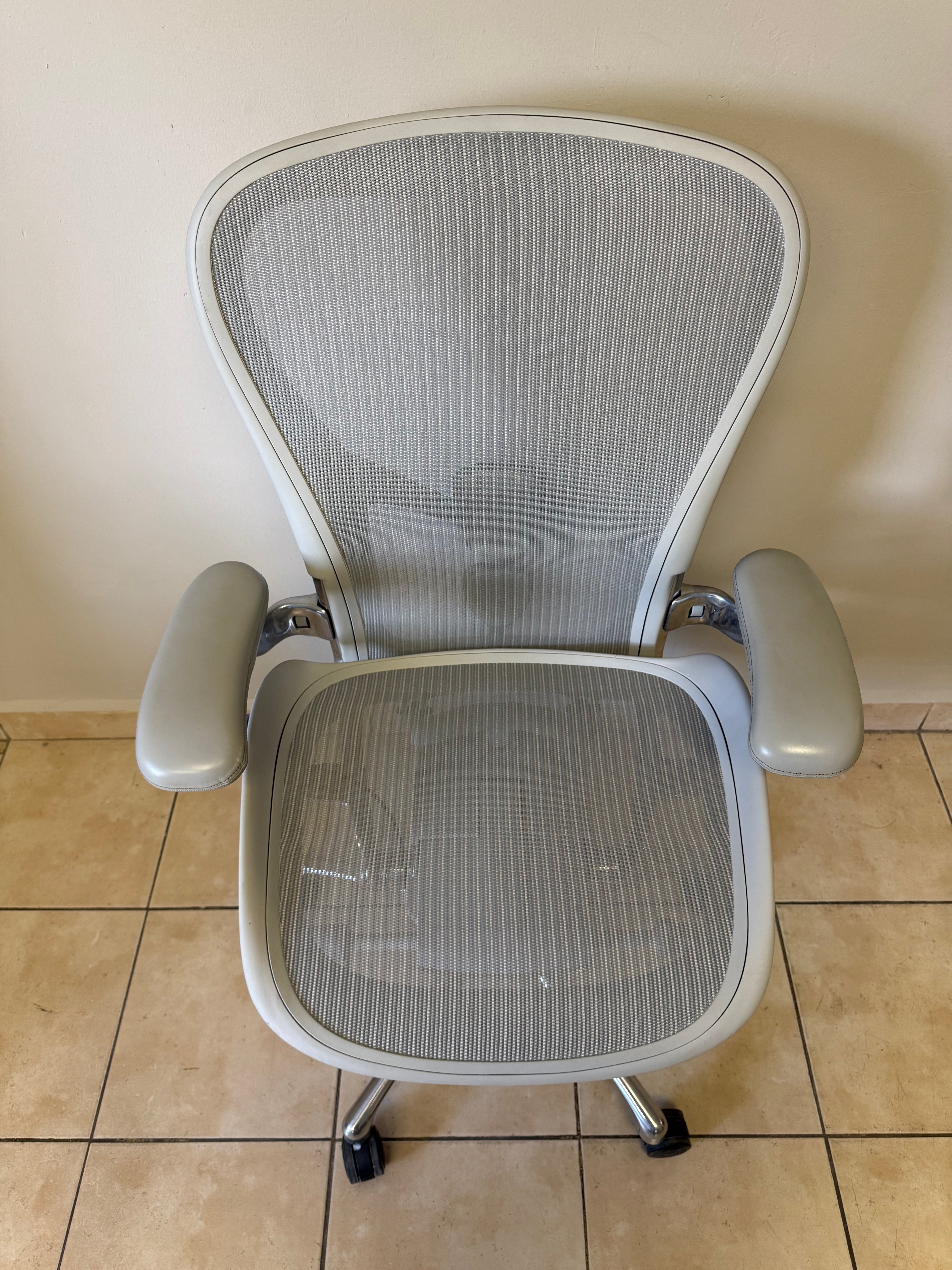 Silla Aeron Herman Miller Mineral Posture Fit Cromo Talla C - Preowned