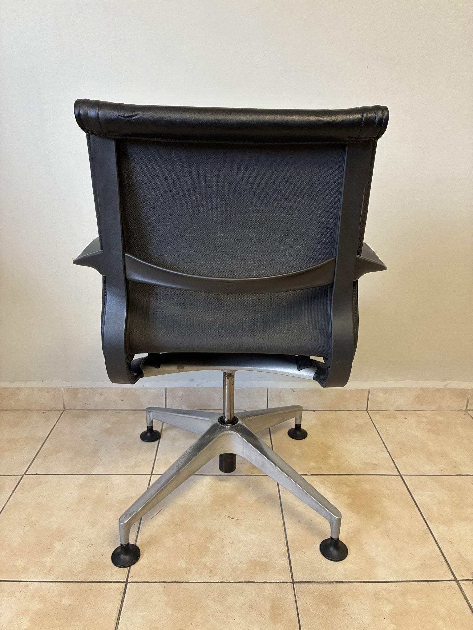 Silla de oficina Herman Miller Setu fija en piel negra, vista trasera completa, base de aluminio pulido