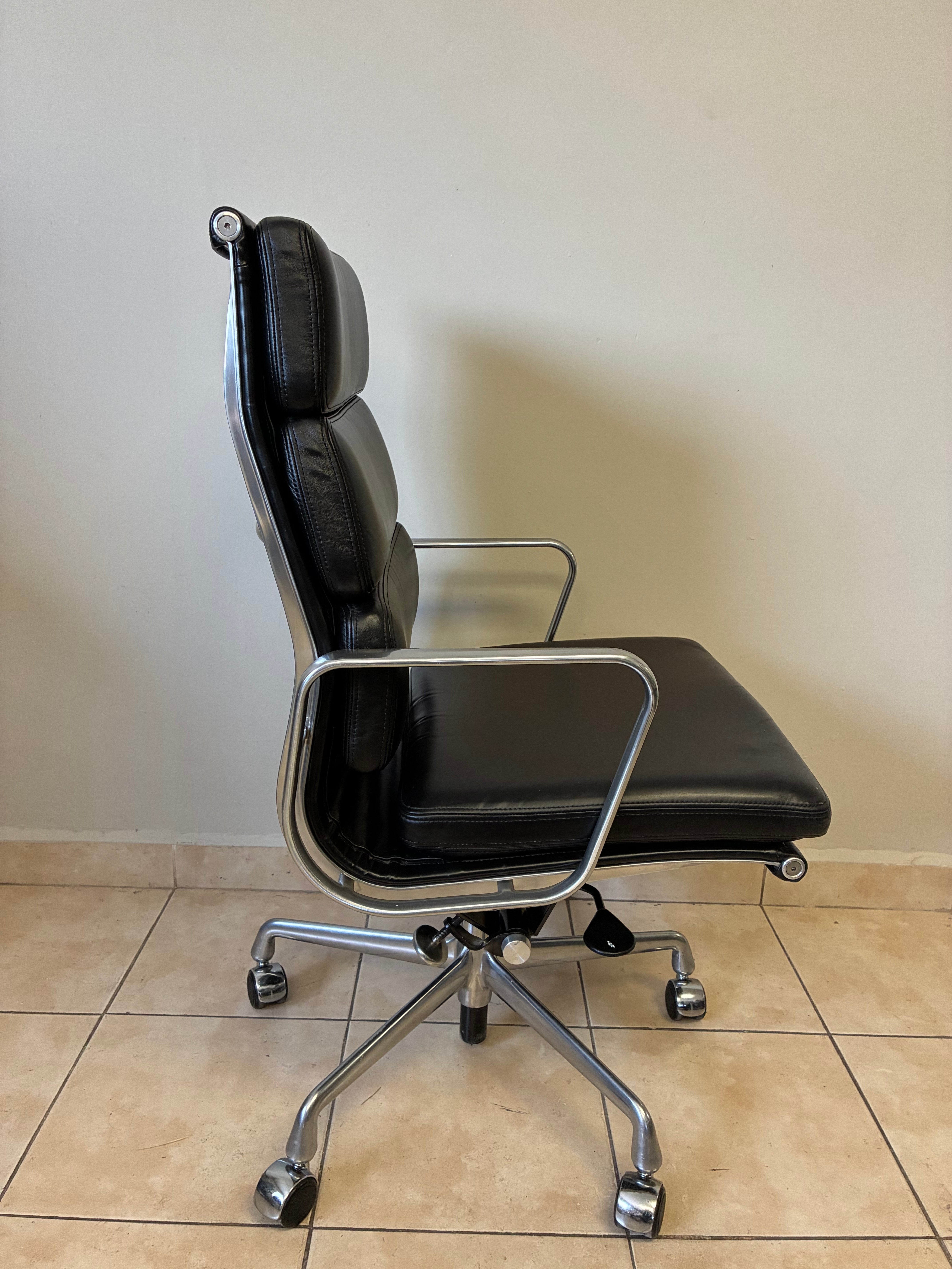 Silla Eames Softpad Media Acolchada Herman Miller de Piel Negra - Preowned
