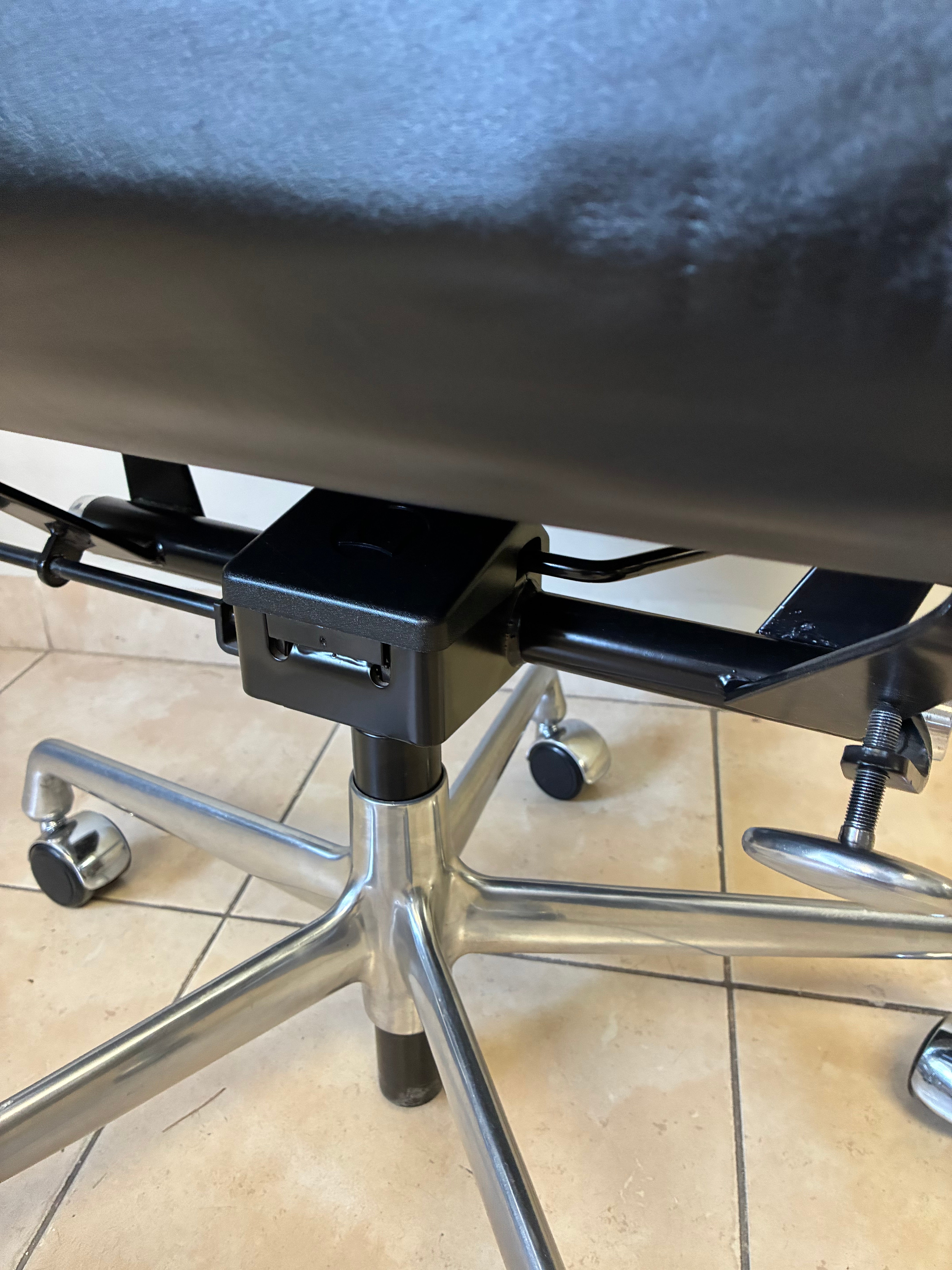 Silla Eames Softpad Media Acolchada Herman Miller de Piel Negra - Preowned