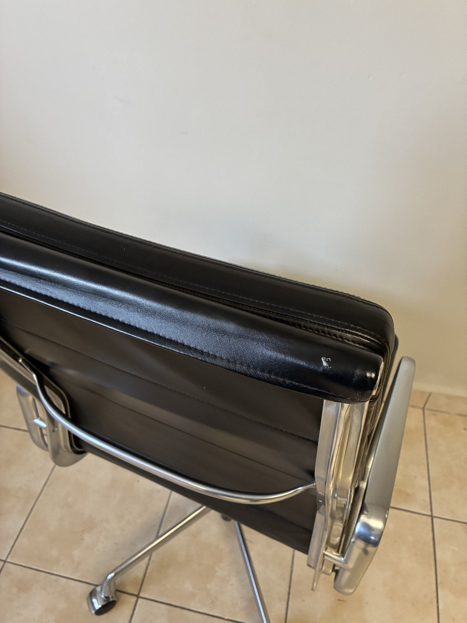 Silla ergonómica Herman Miller Eames Softpad Media Acolchada de piel negra, vista lateral del respaldo.