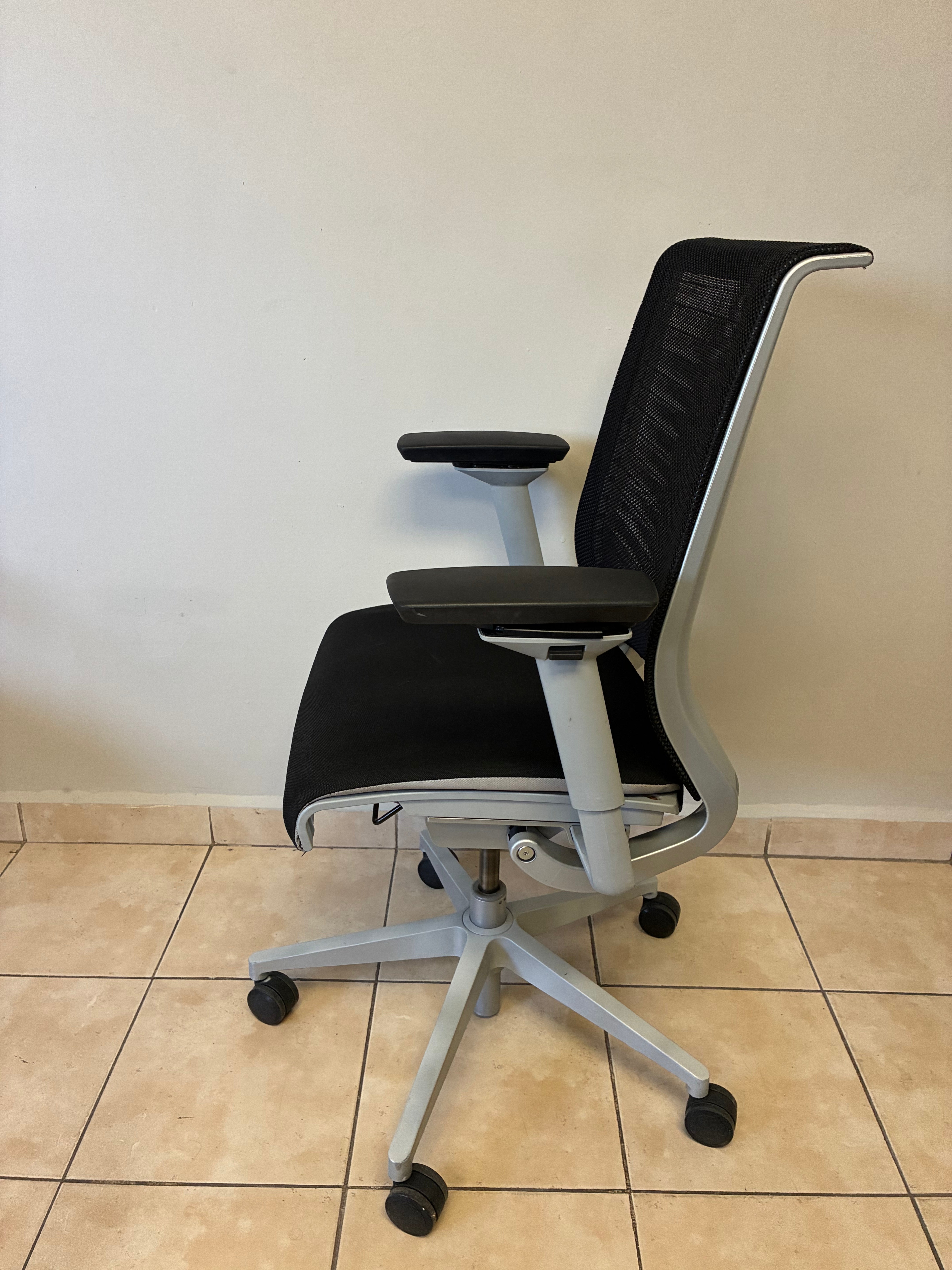 Silla Steelcase Think V2 color Negro/Gris- Preowned