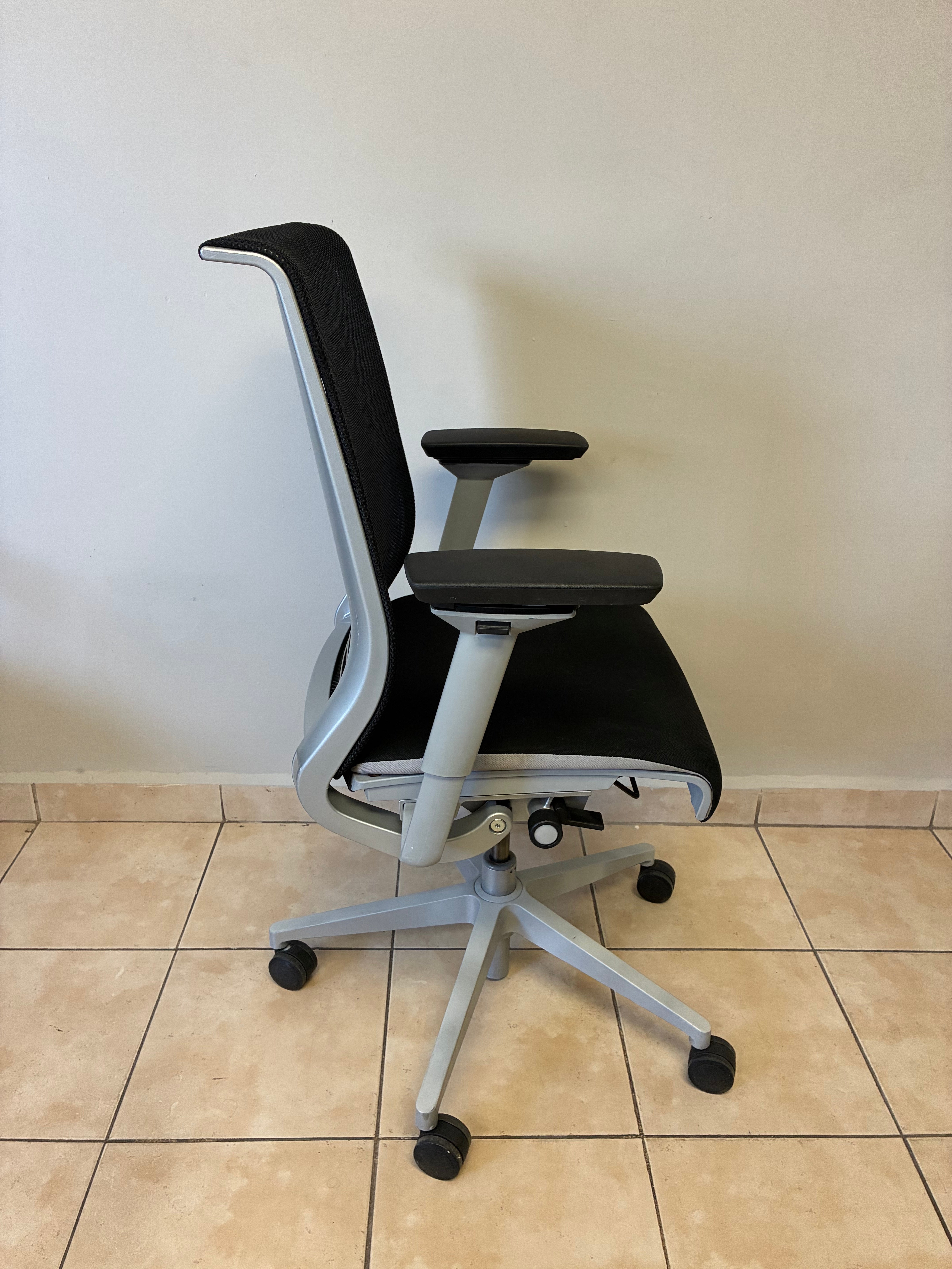 Silla Steelcase Think V2 color Negro/Gris- Preowned