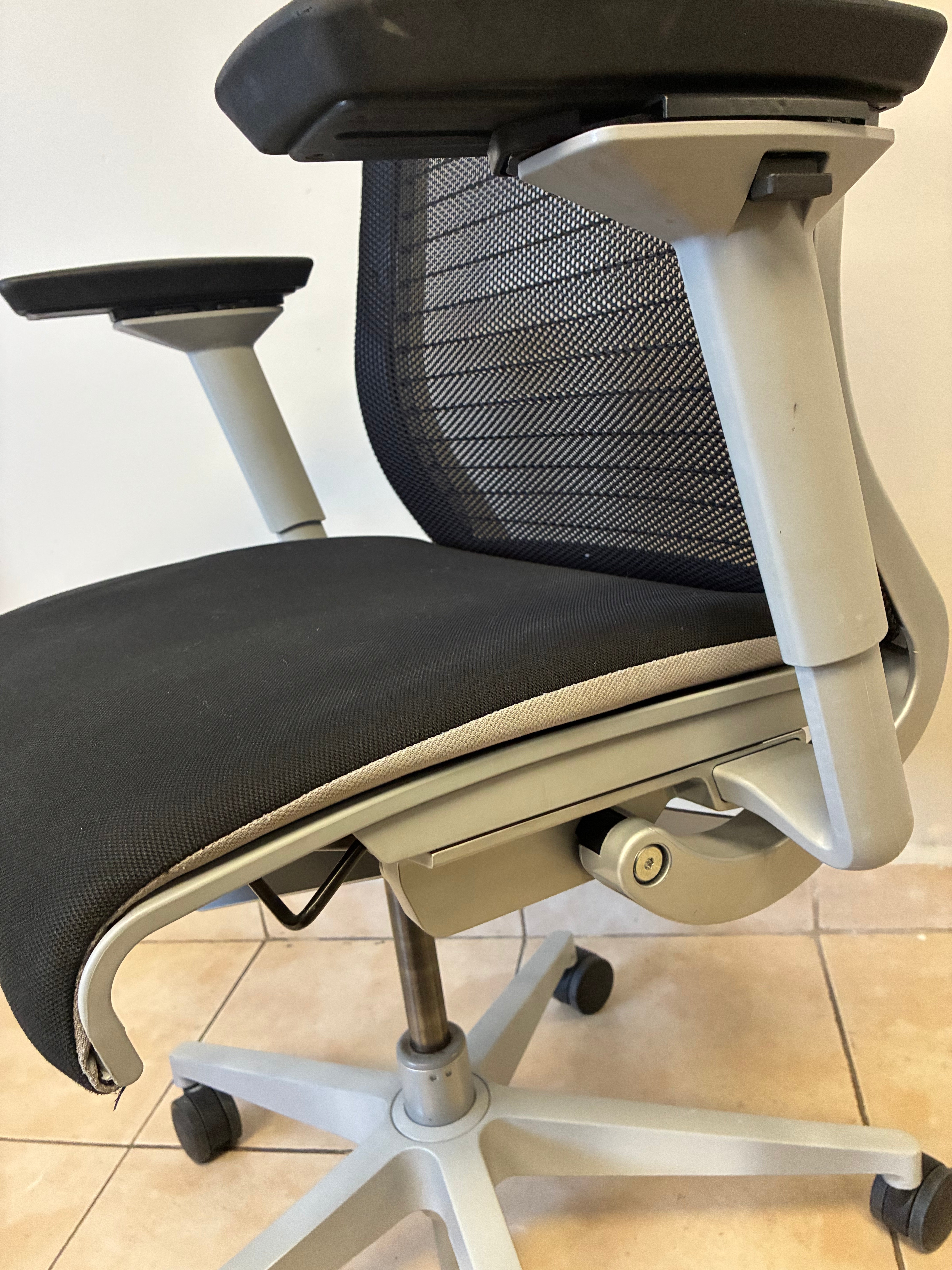 Silla Steelcase Think V2 color Negro/Gris- Preowned