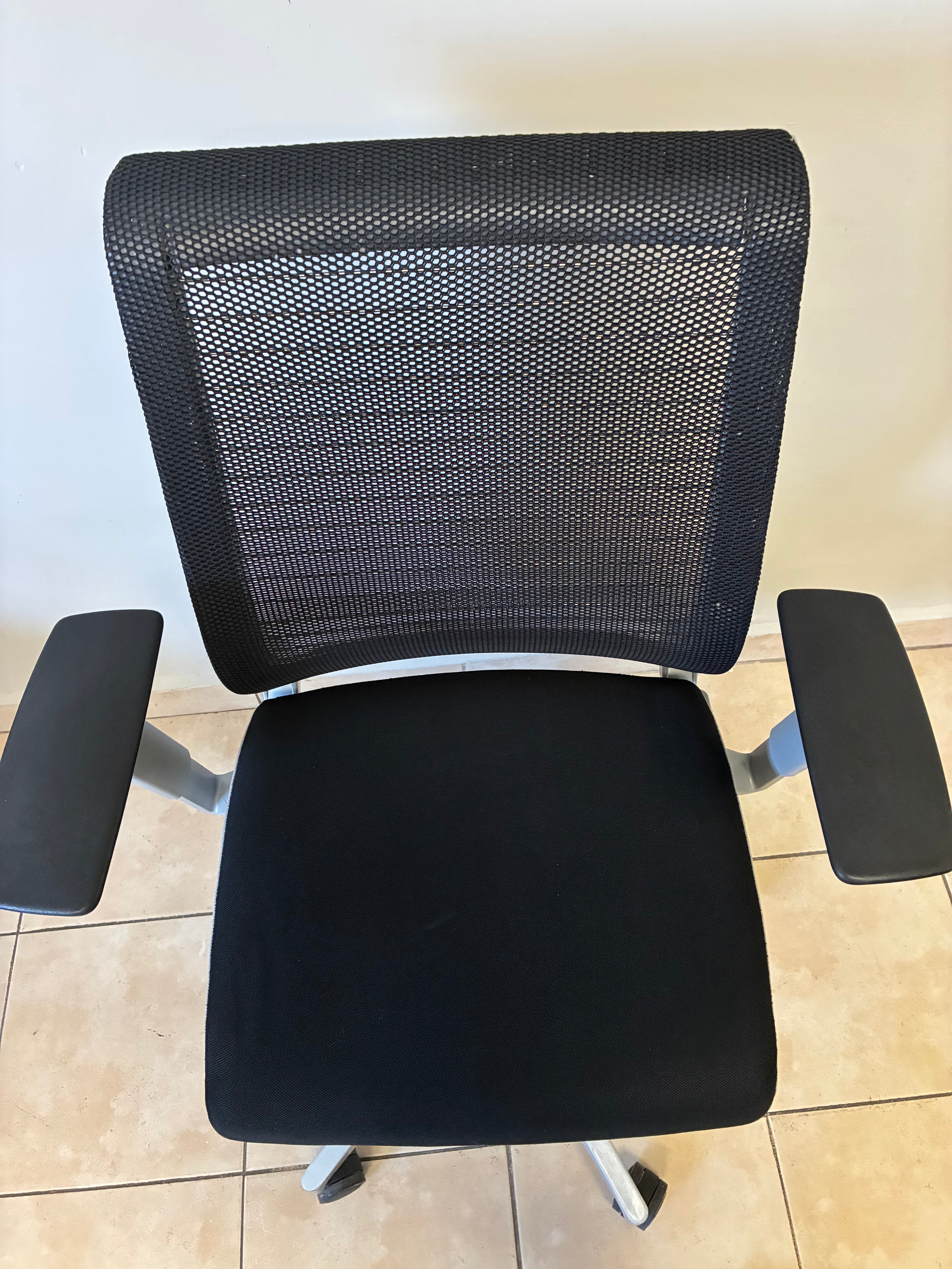 Silla Steelcase Think V2 color Negro/Gris- Preowned