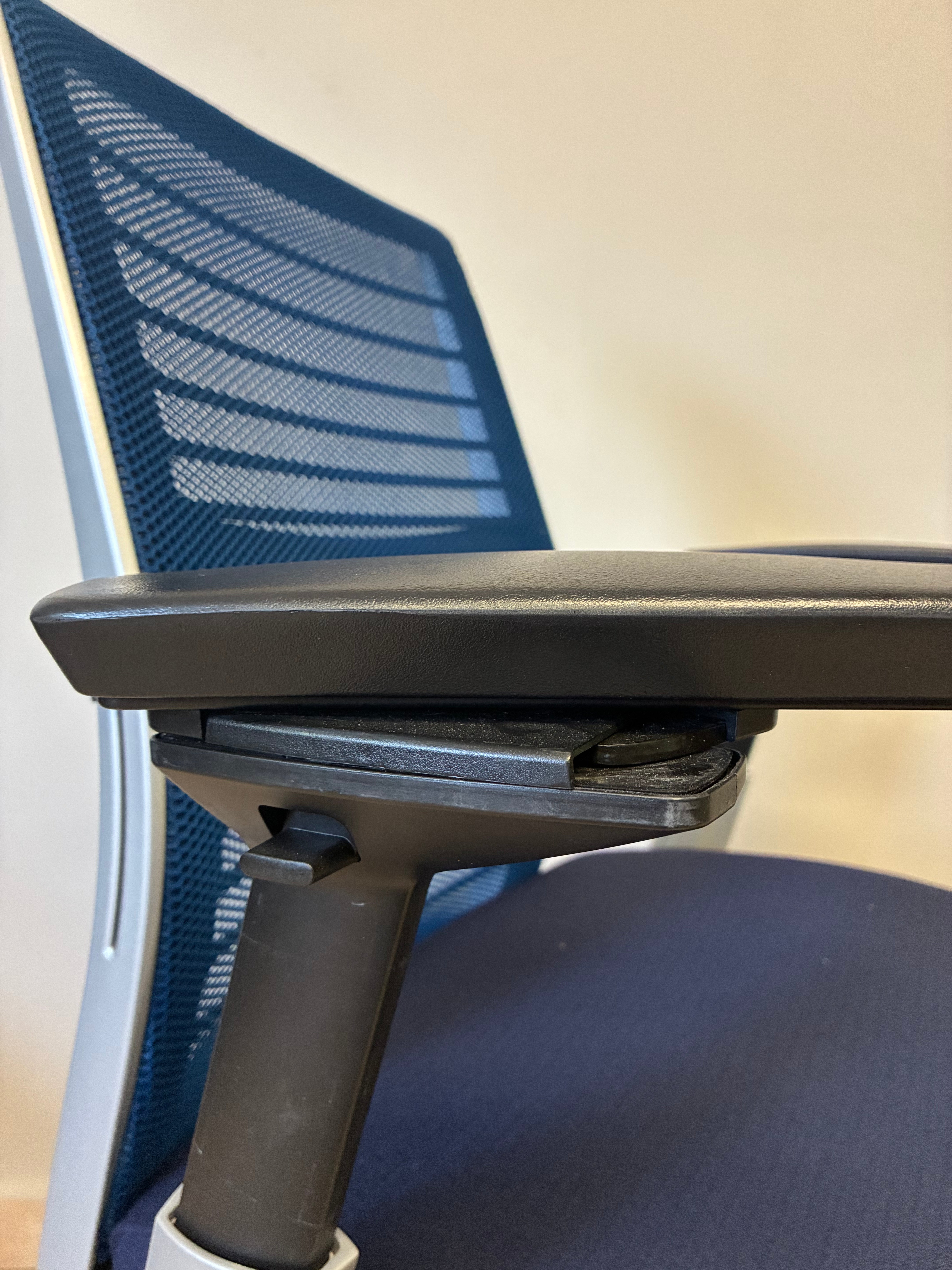 Silla Steelcase Think V2 color Azul- Preowned