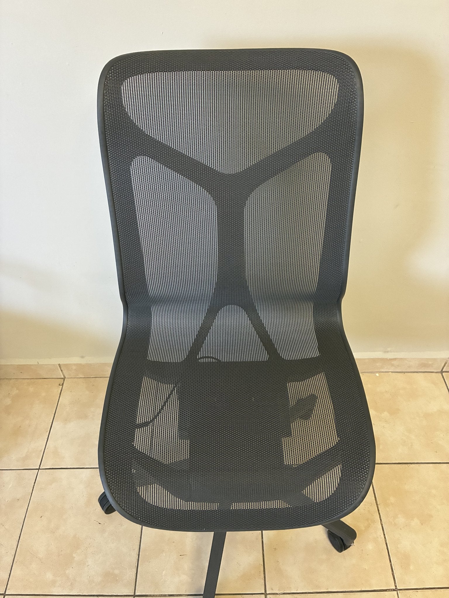 Silla ergonómica Herman Miller Cosm Media de exhibición en color negro, vista frontal completa.