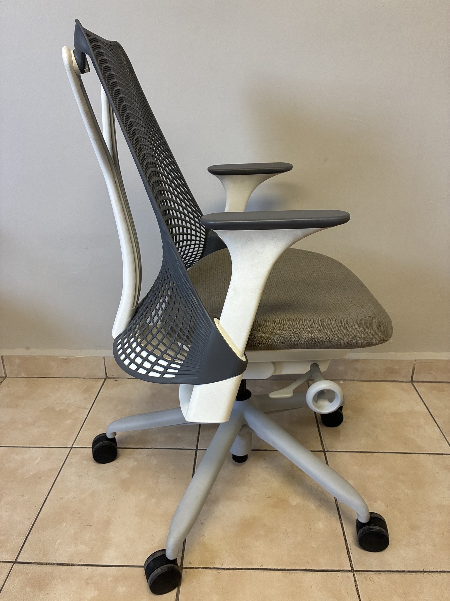 Silla de oficina Herman Miller Sayl pre-owned, con respaldo de malla y asiento en gris, vista lateral.
