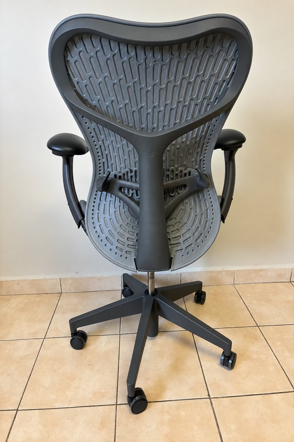 Silla de oficina Herman Miller Mirra 2 Butterfly equipada, color grafito, vista trasera completa.