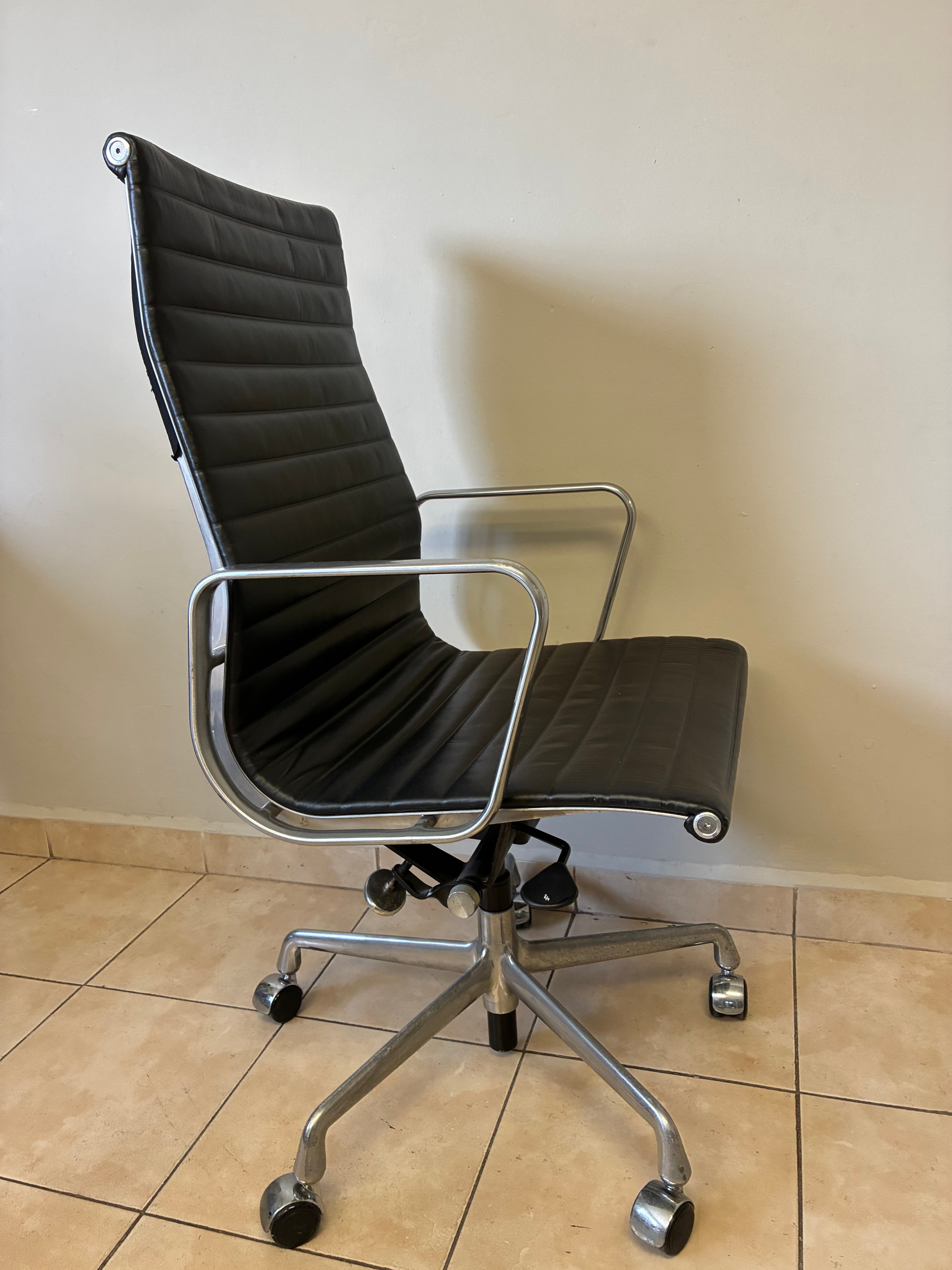 Silla Eames Media Herman Miller de Piel Negra - Preowned