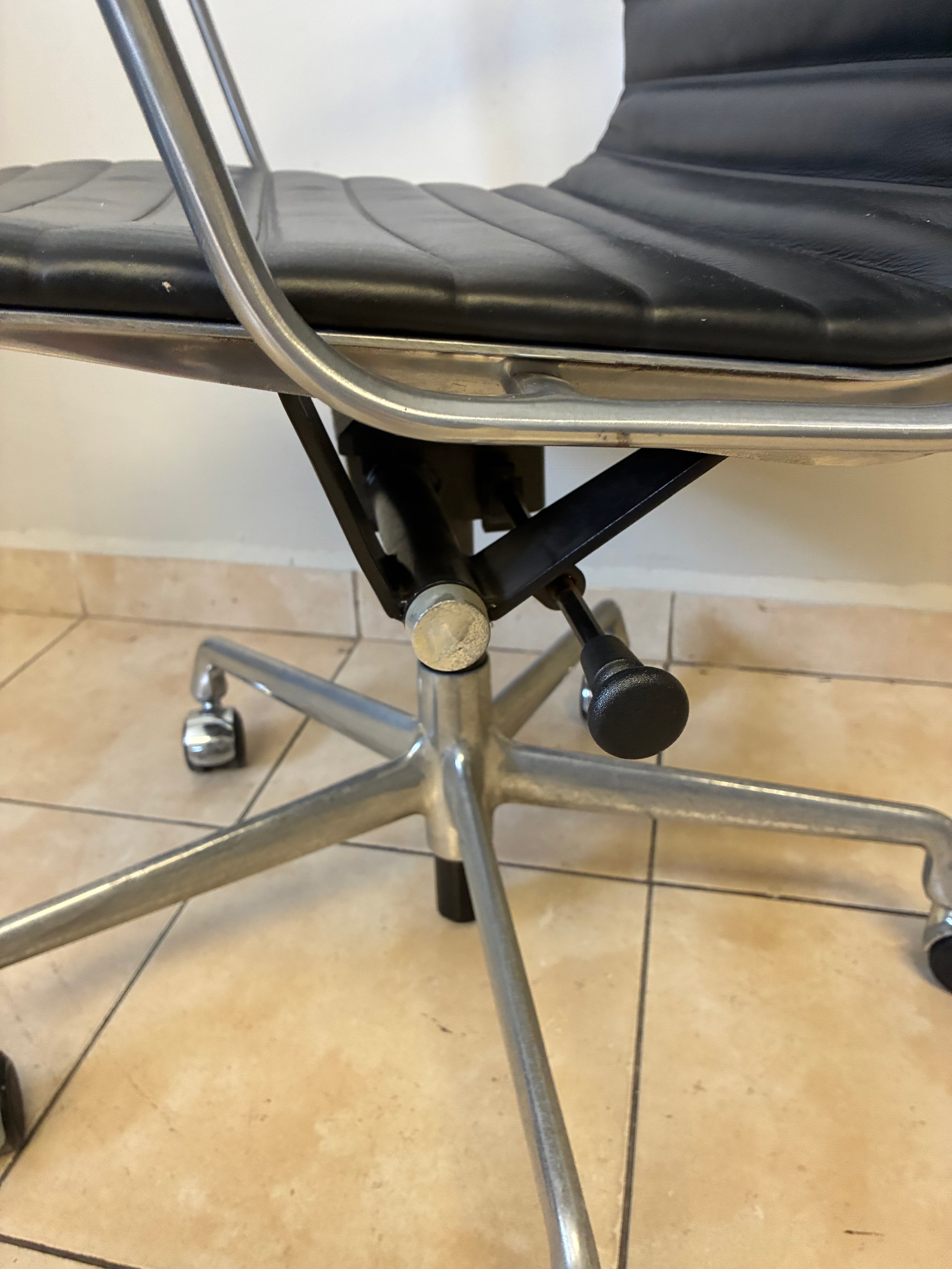 Silla Eames Media Herman Miller de Piel Negra - Preowned