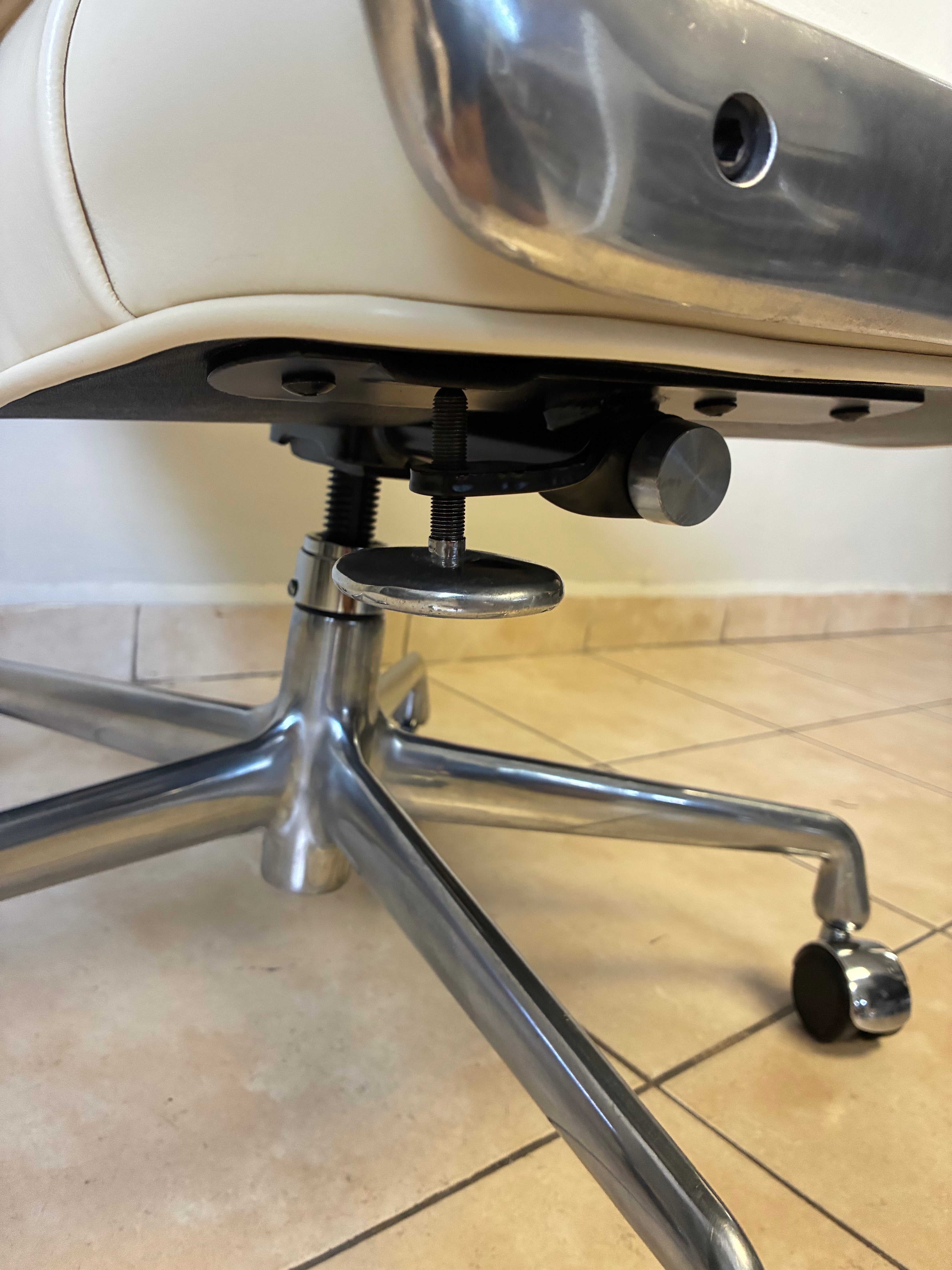 Sillon Eames Baja Herman Miller de Piel Marfil - Preowned