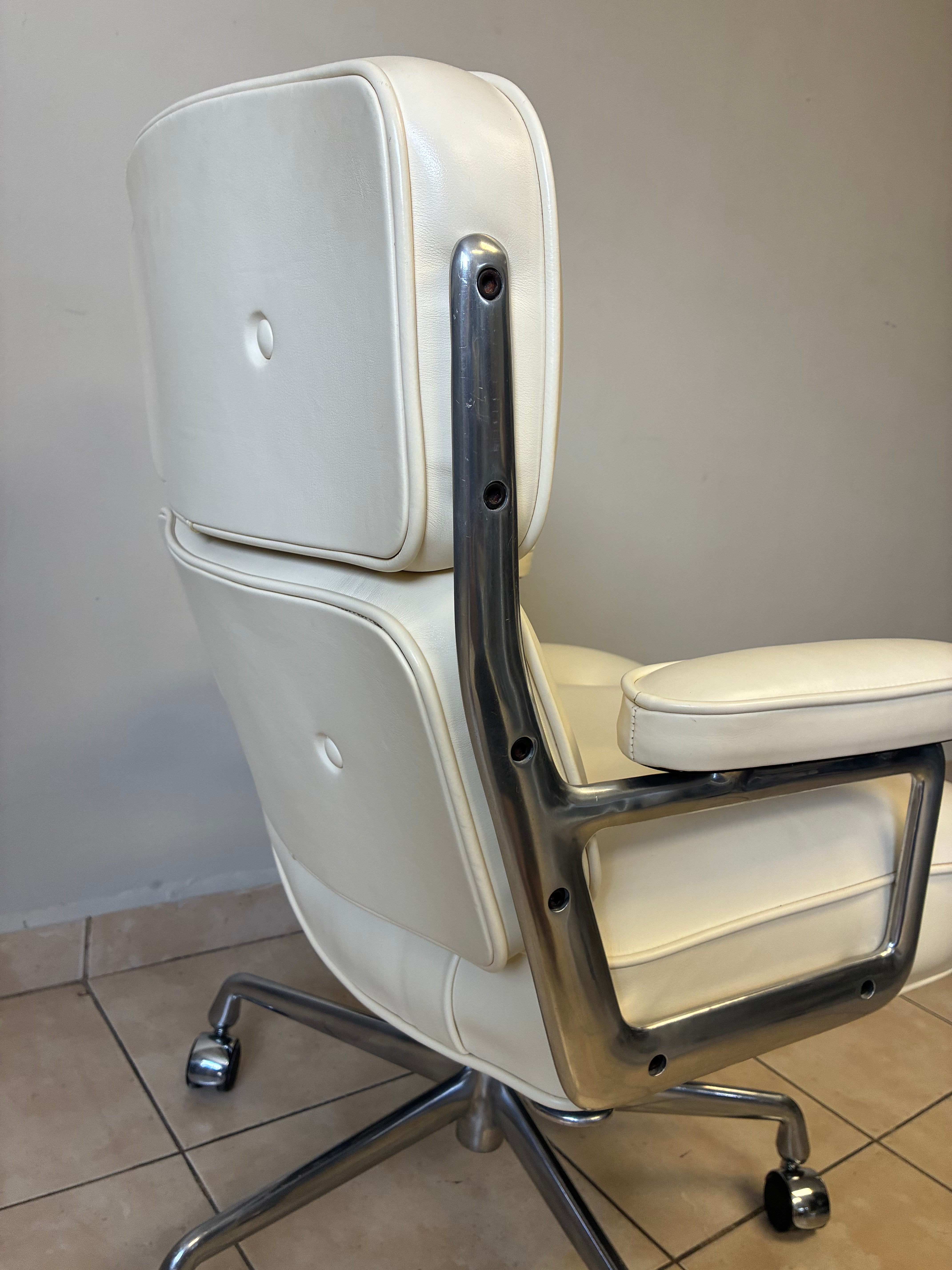 Sillon Eames Baja Herman Miller de Piel Marfil - Preowned